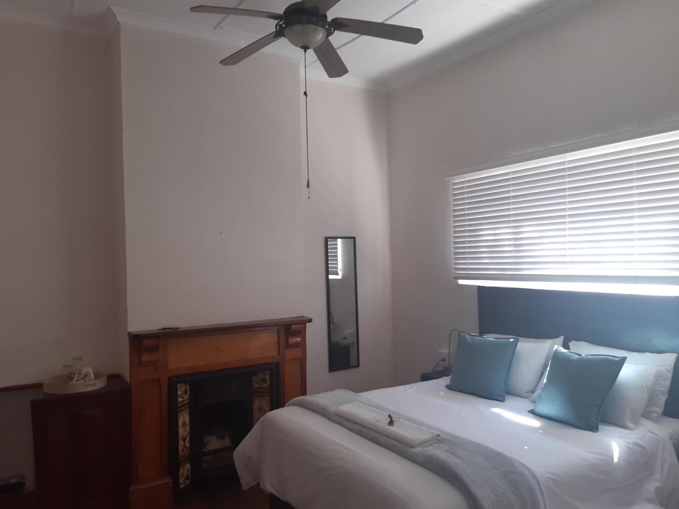 Queen Room with Shared Bathroom photo 3