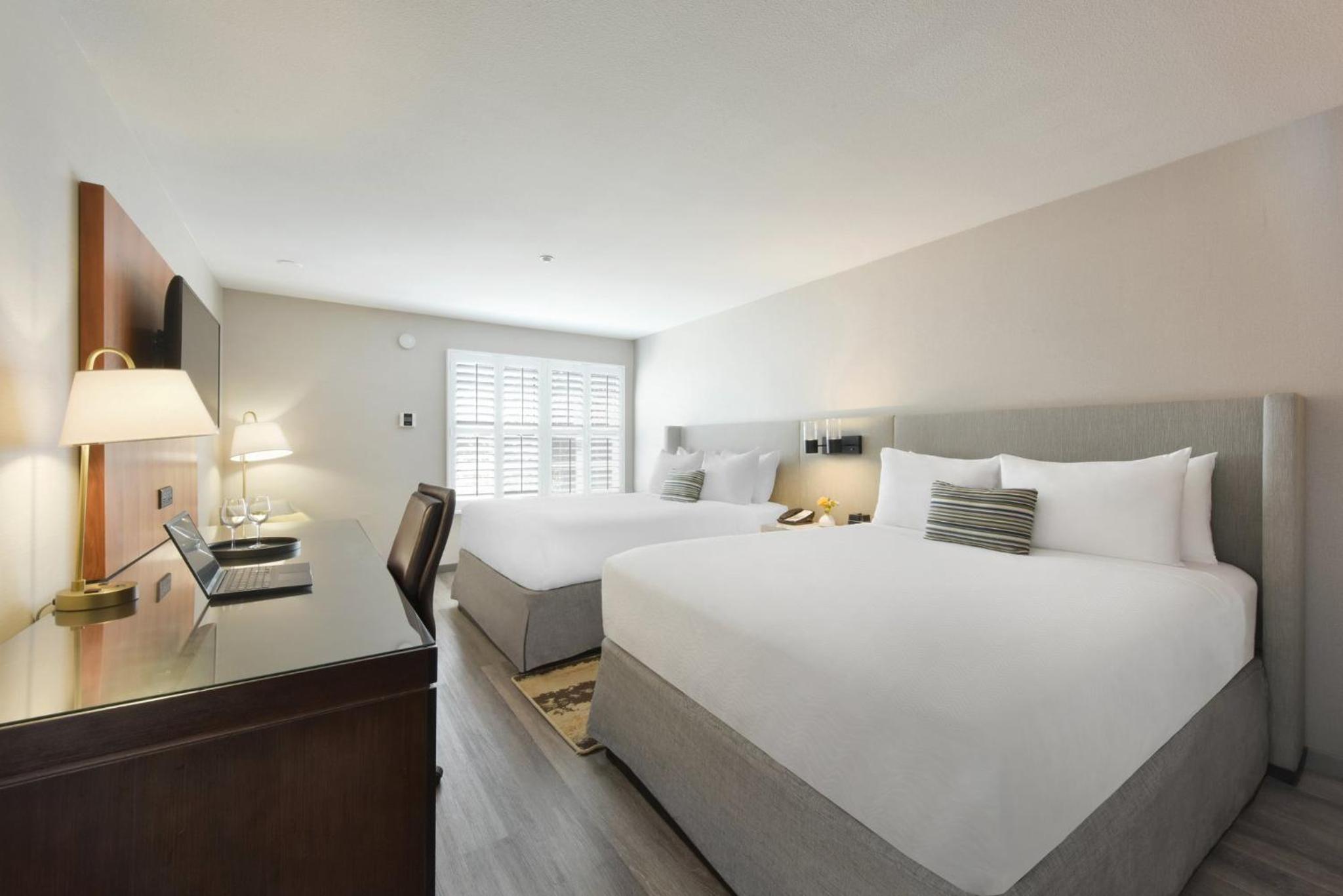 Standard Queen Room with Two Queen Beds - Photo 7