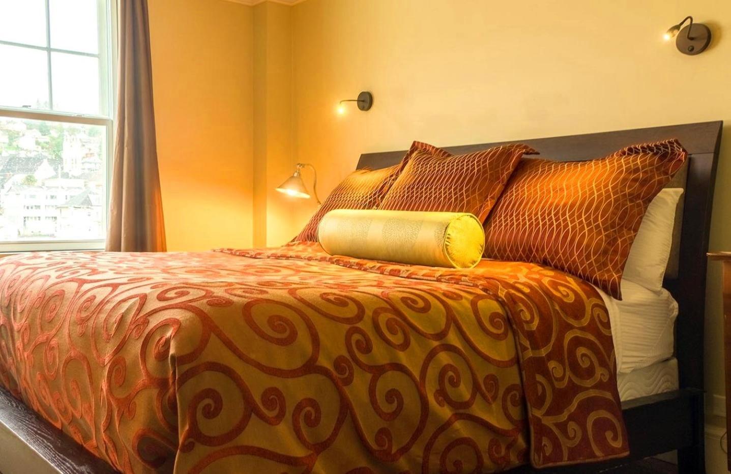 Deluxe King Room - Photo 2