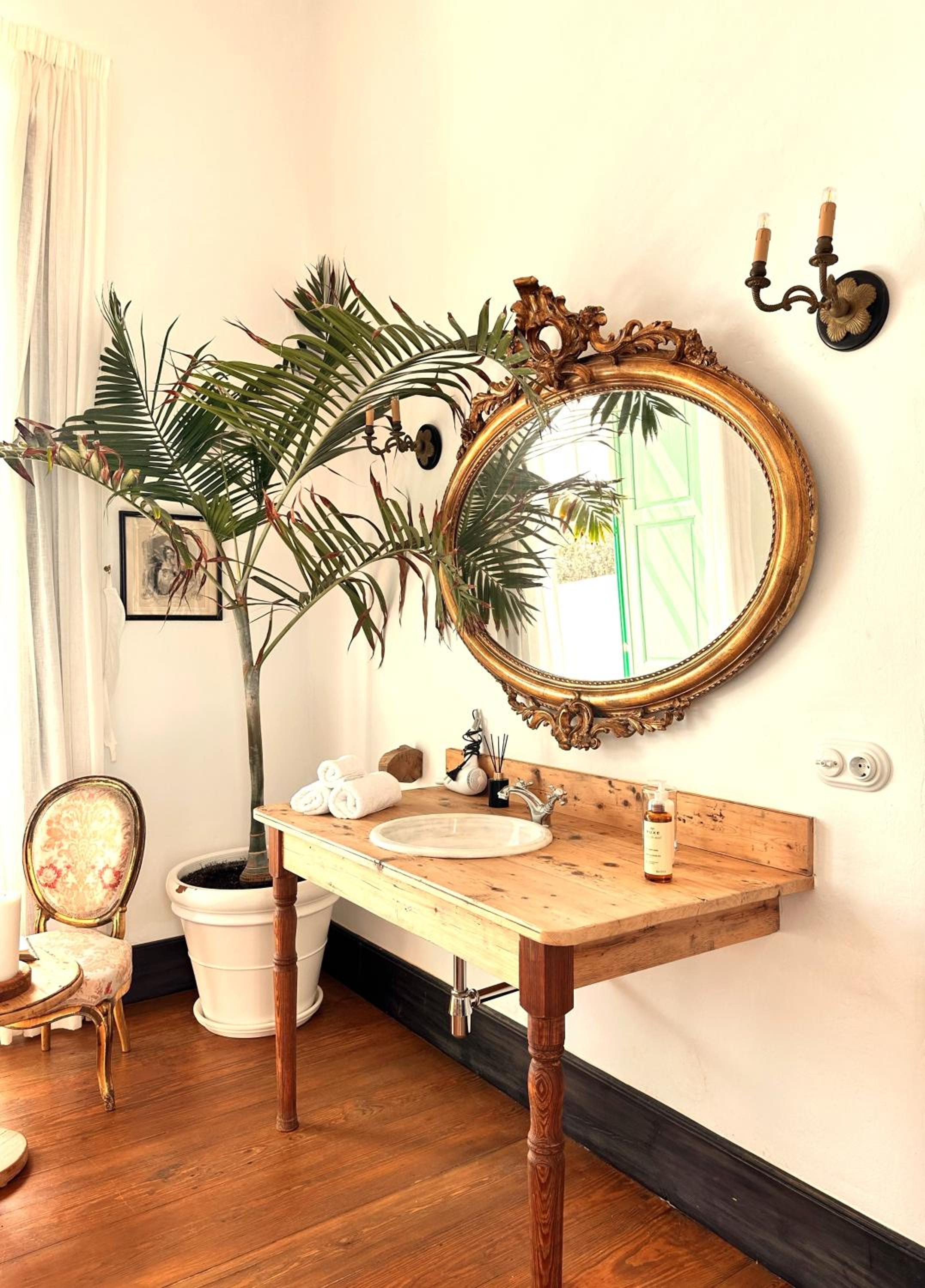 Superior Double Room thumbnail 5