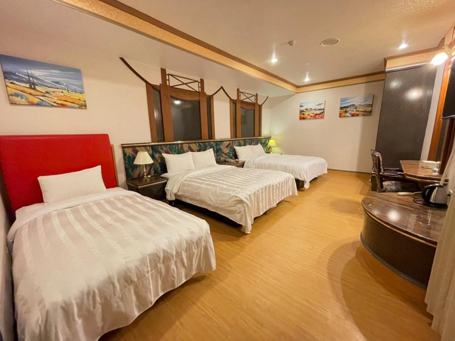 Quintuple Room