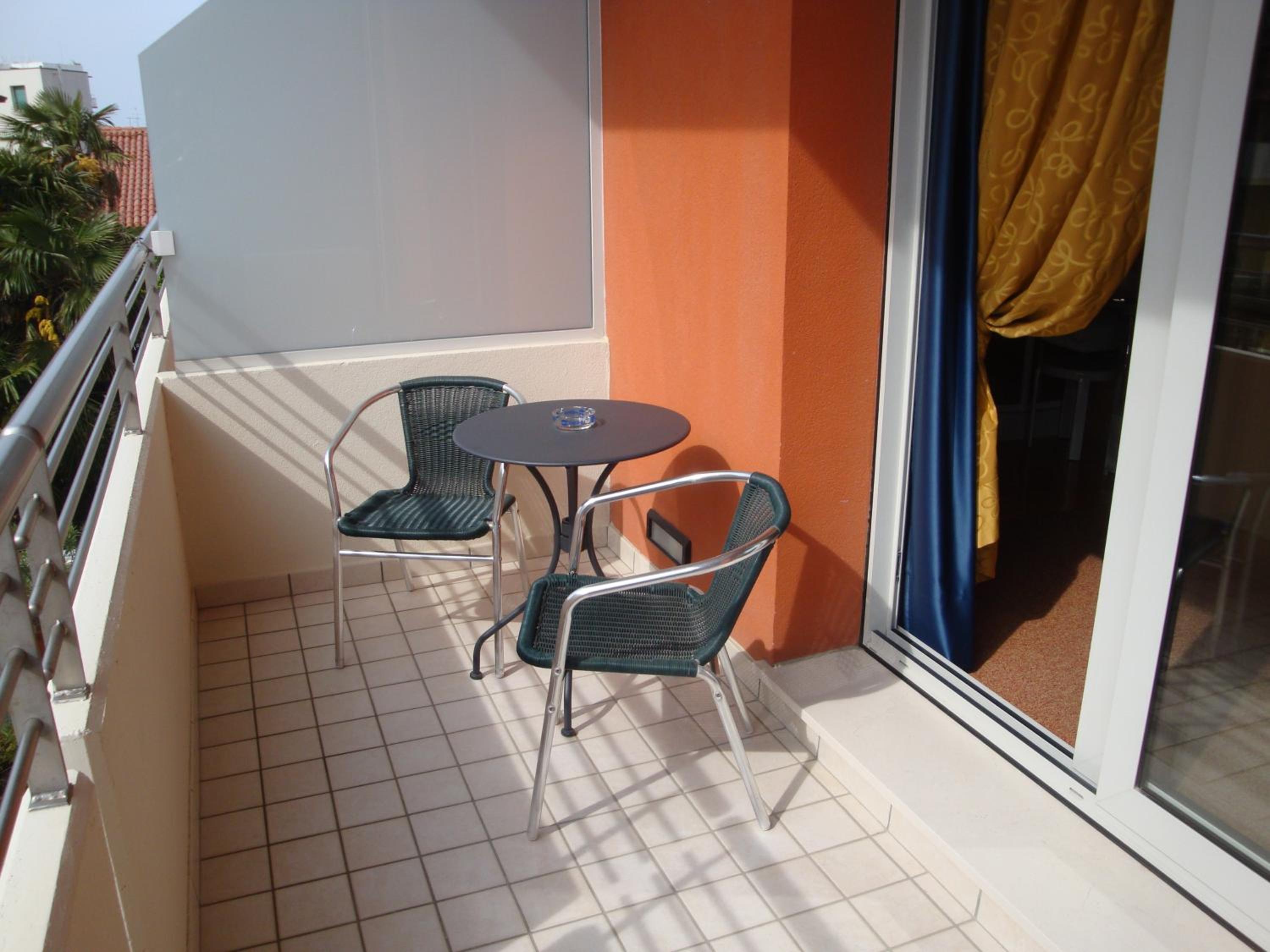 Quadruple Room with Balcony - Photo 9