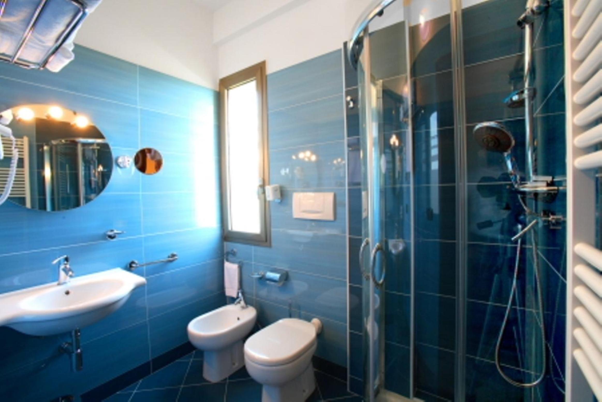 Double Room with Balcony - Photo 7