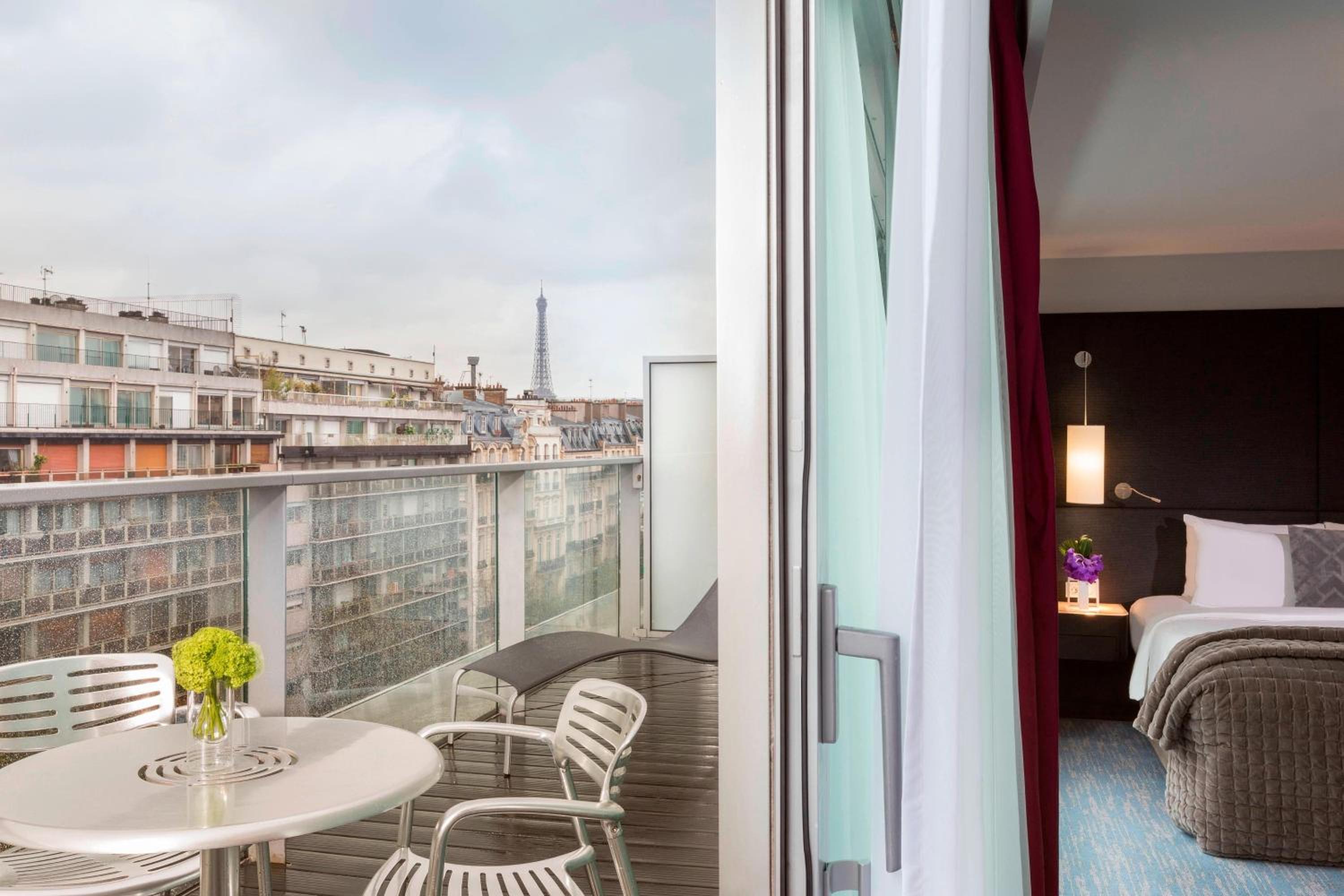 Chambre avec Terrasse et Petit-Déjeuner – Vue sur Toits de Paris et Tour Eiffel Chambre avec Terrasse et Petit-Déjeuner – Vue sur Toits de Paris et Tour Eiffel