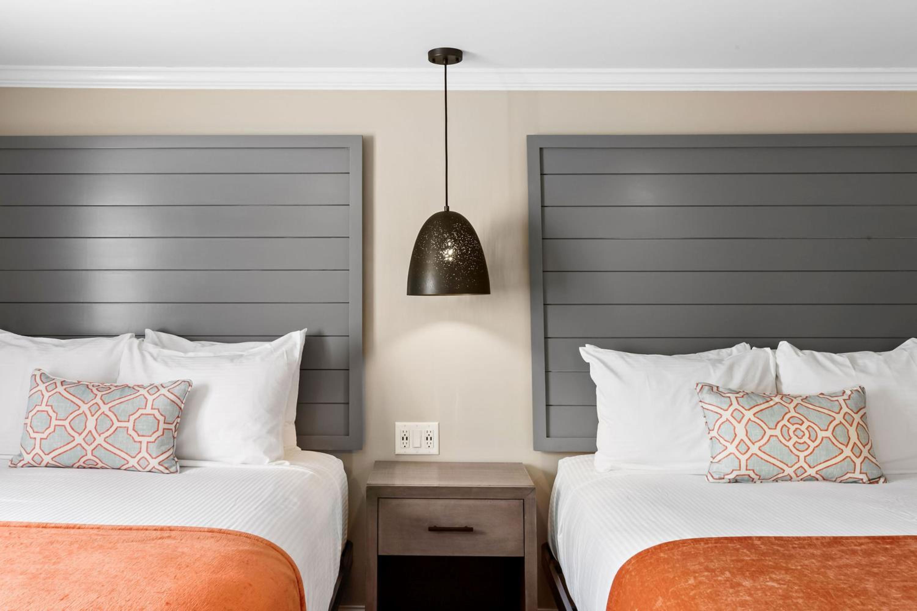 Standard Queen Room with Two Queen Beds photo 3
