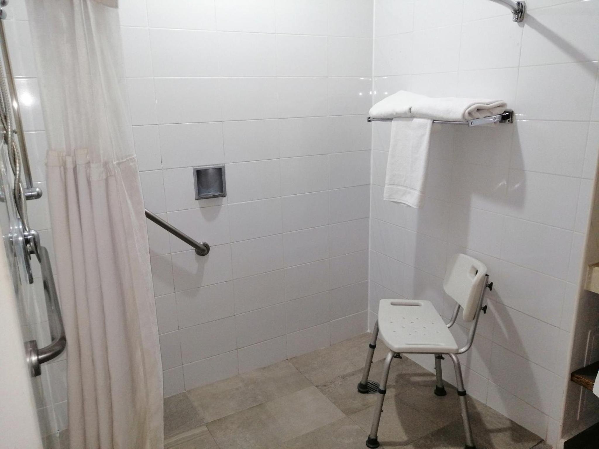Standard King Room - Disability Access thumbnail 6