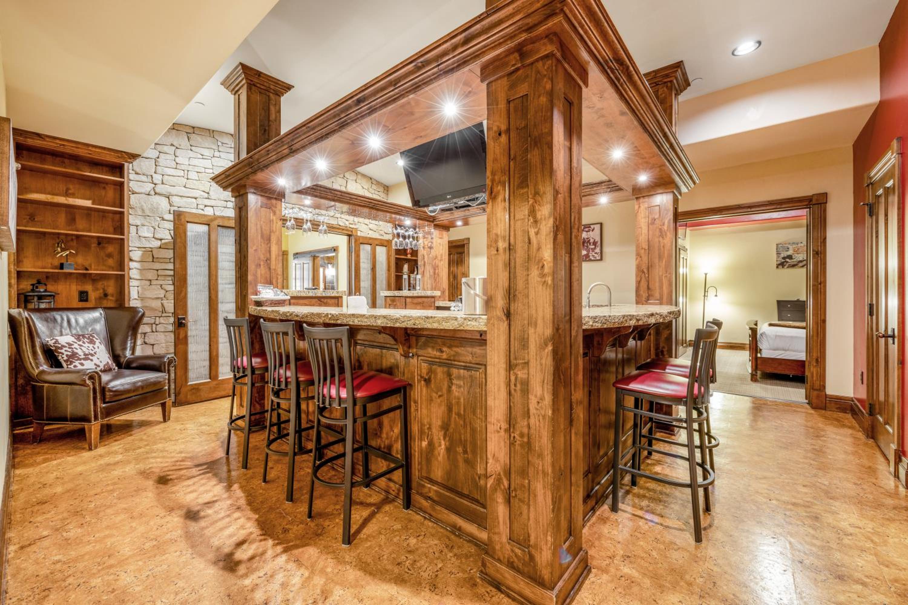 Superior King Suite - City View