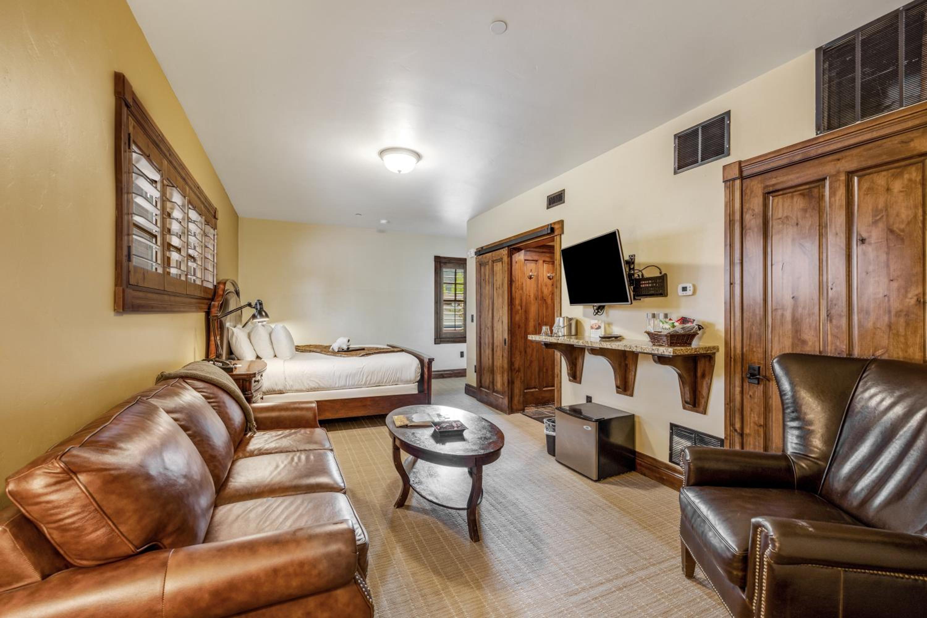 Deluxe King Suite - Photo 6