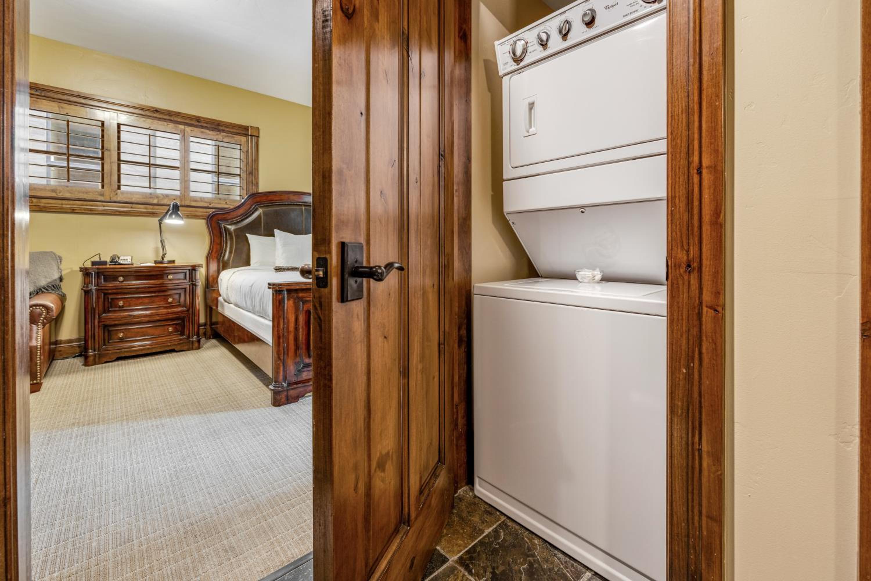 Deluxe King Suite - Photo 12
