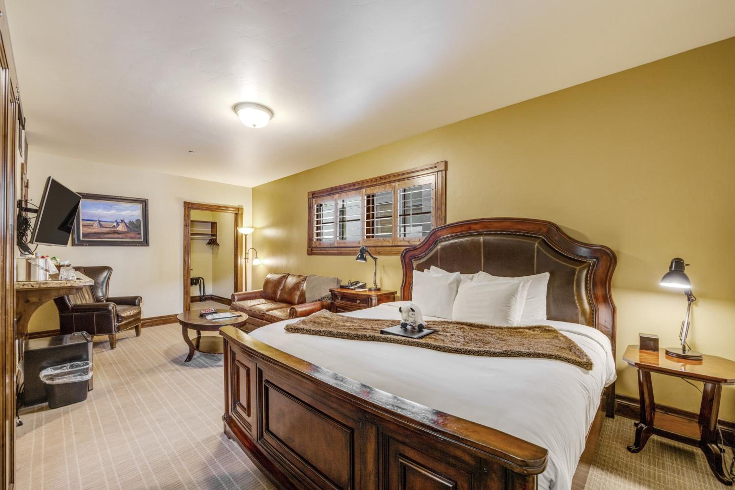 Deluxe King Suite - Photo 8
