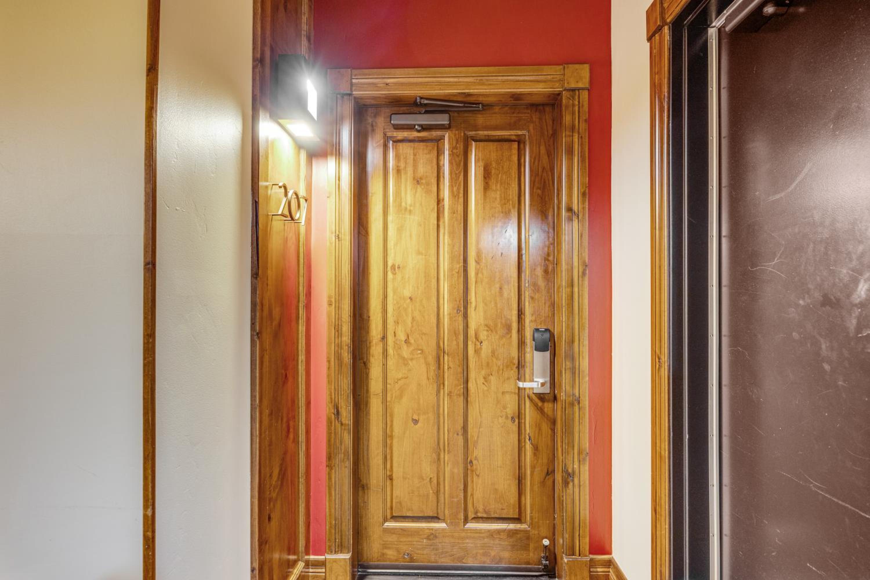 Deluxe King Suite - Photo 14