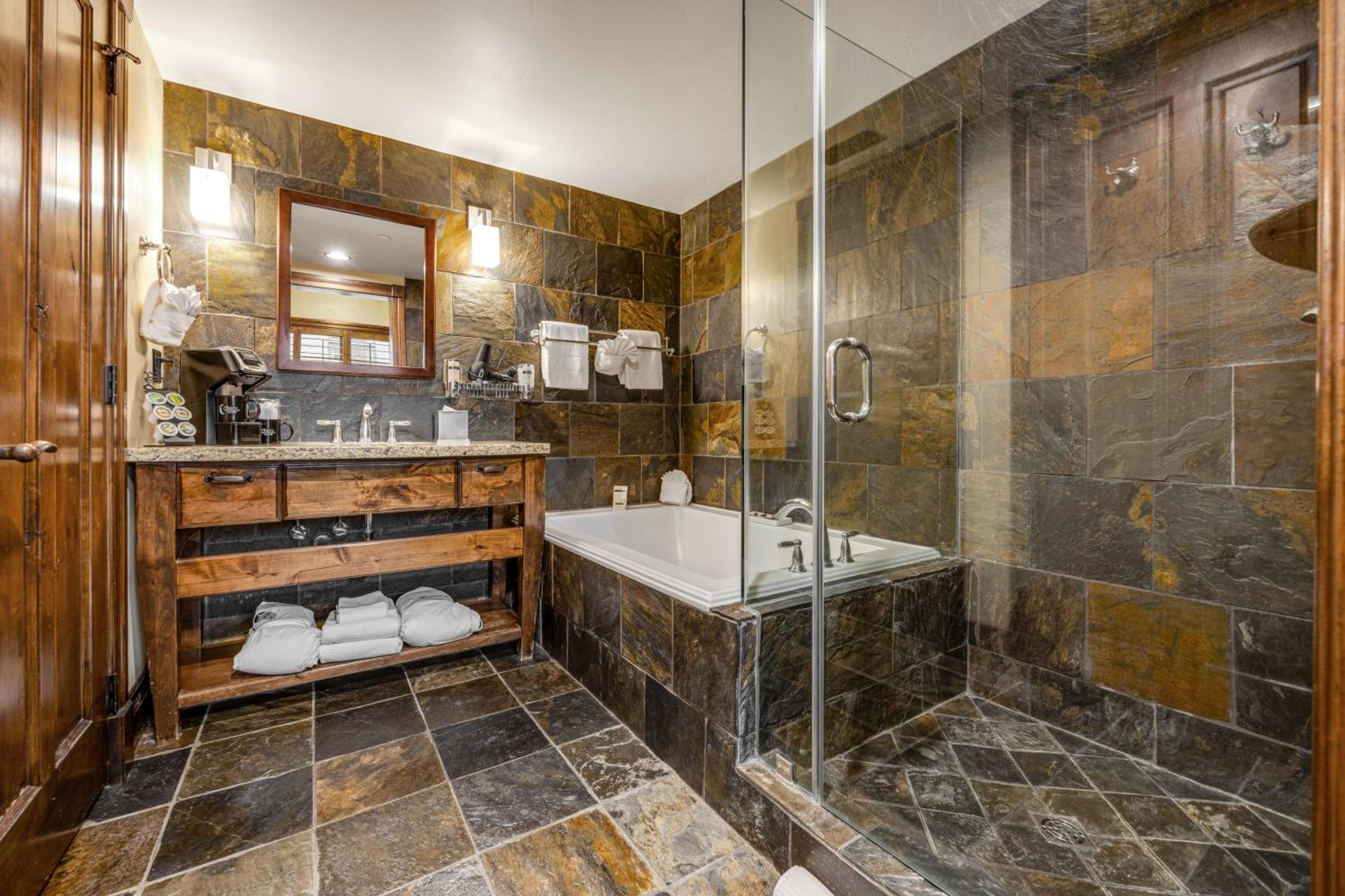 Deluxe King Suite - Photo 2