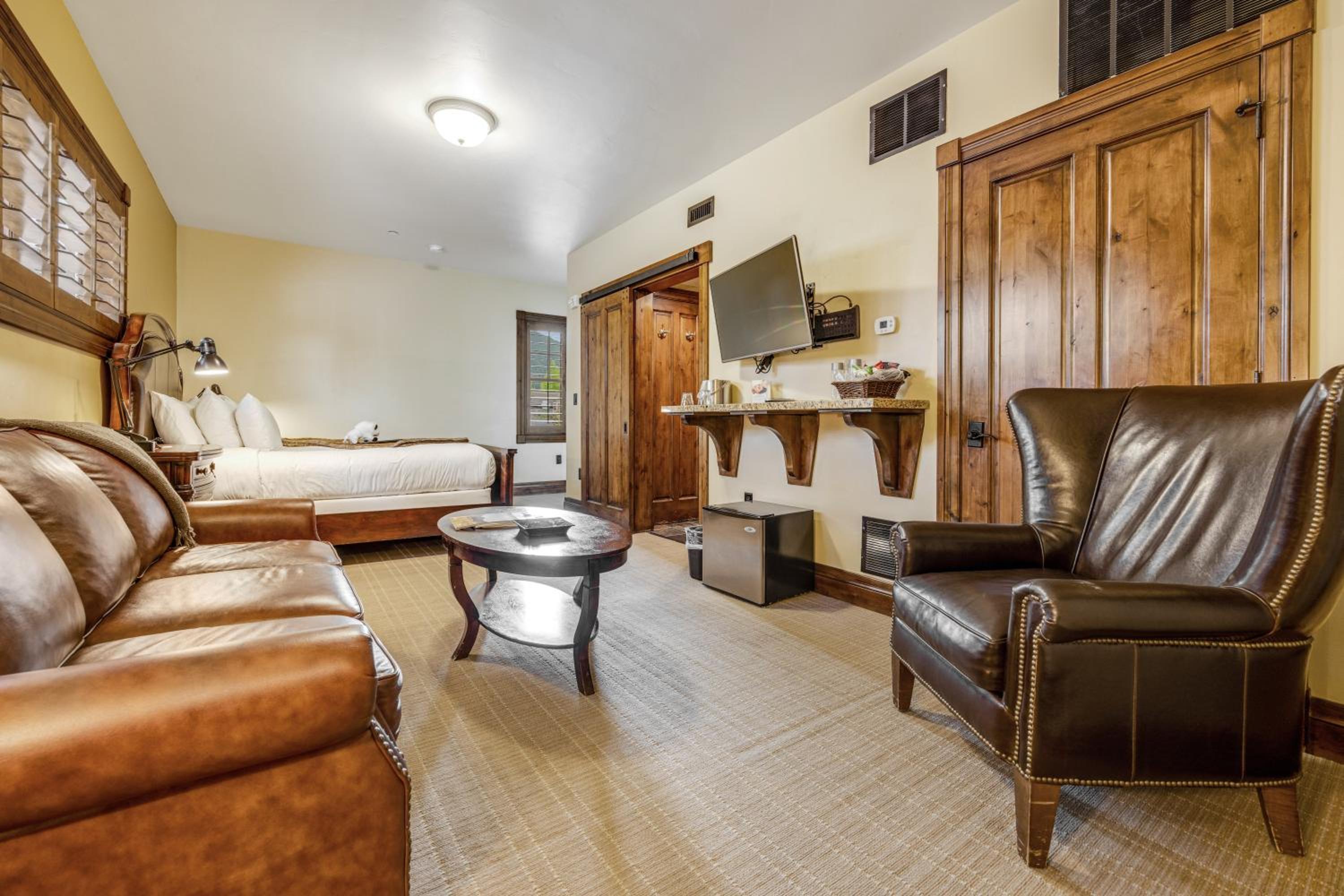 Deluxe King Suite - Photo 3