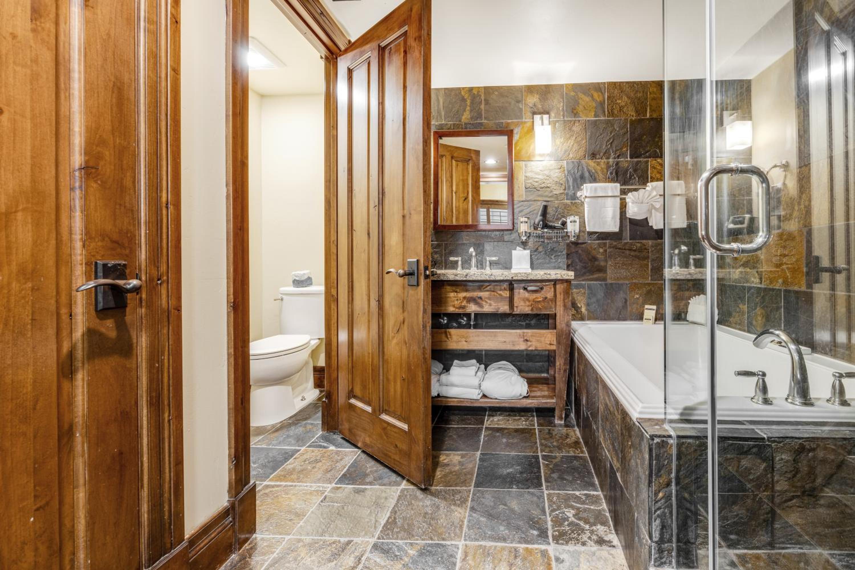 Deluxe King Suite - Photo 11