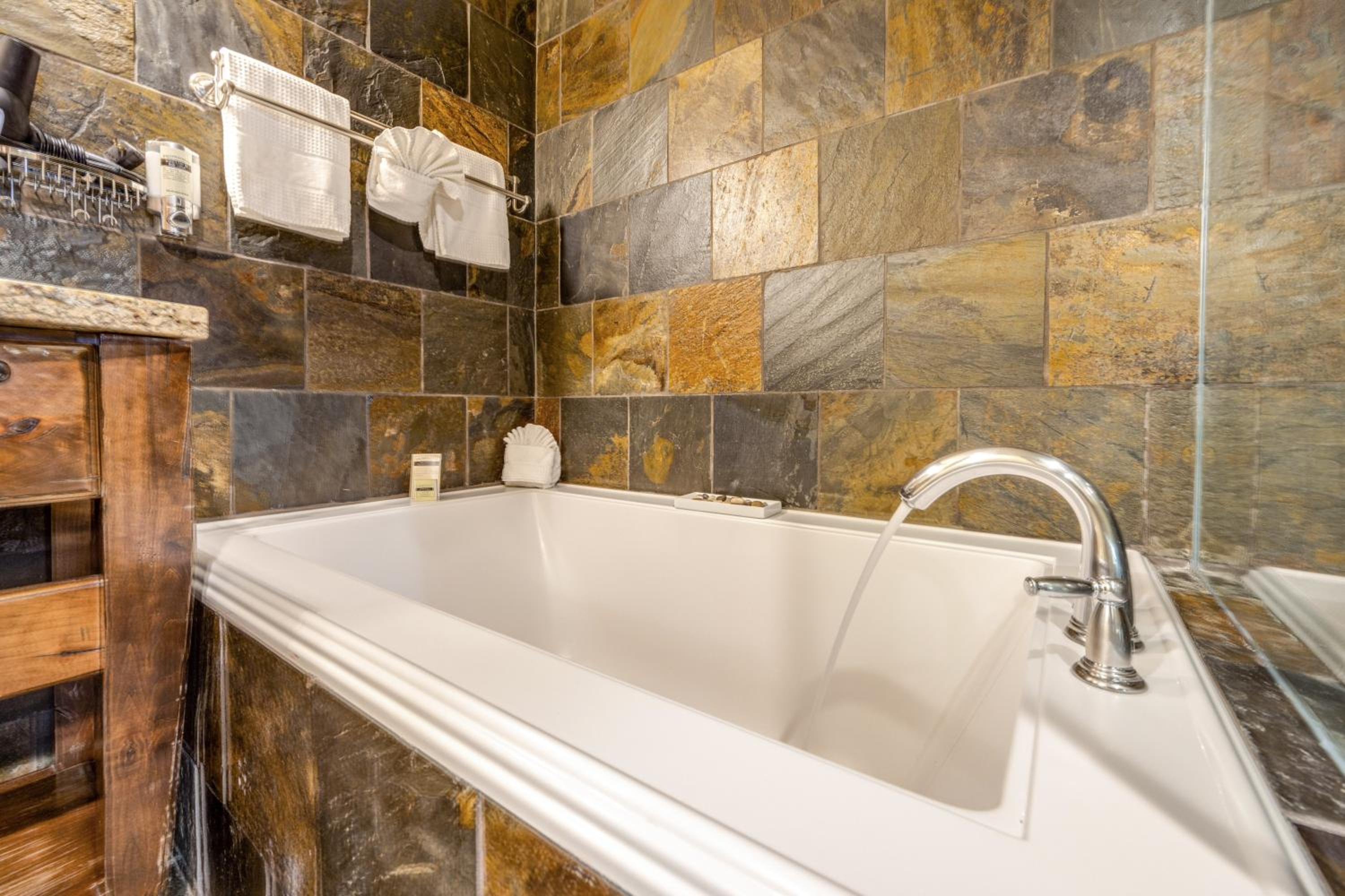Deluxe King Suite - Photo 10