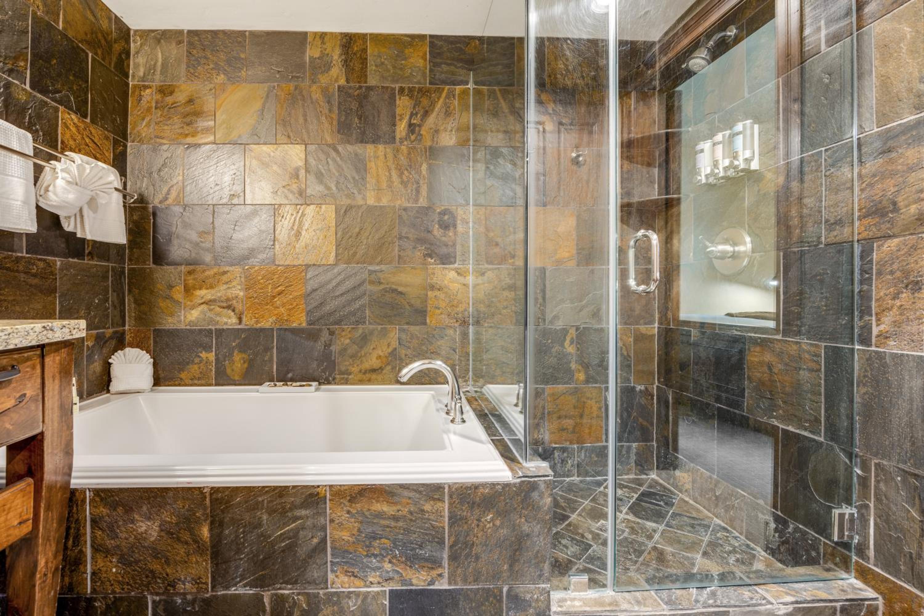 Deluxe King Suite - Photo 9