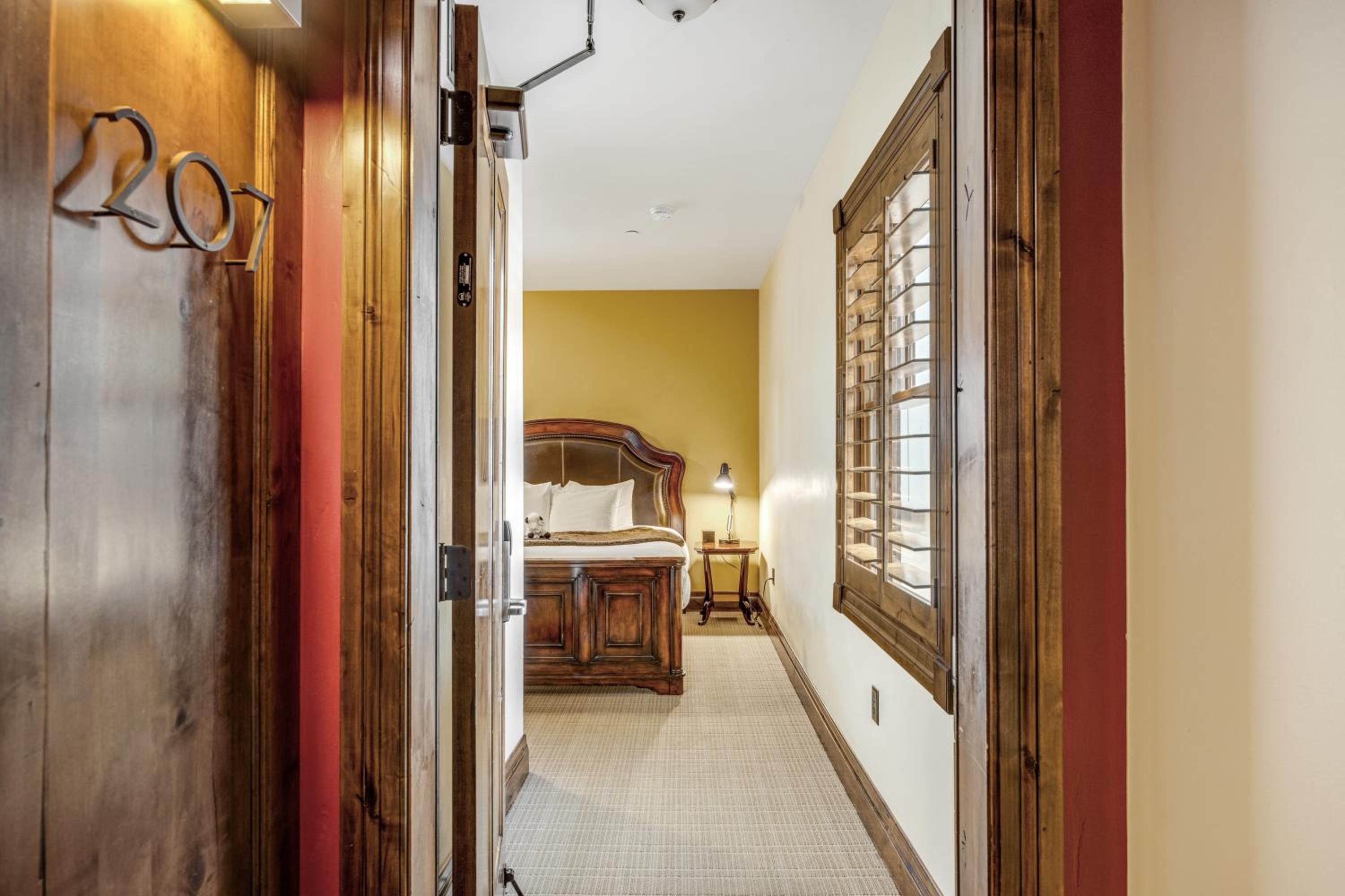 Deluxe King Suite - Photo 13