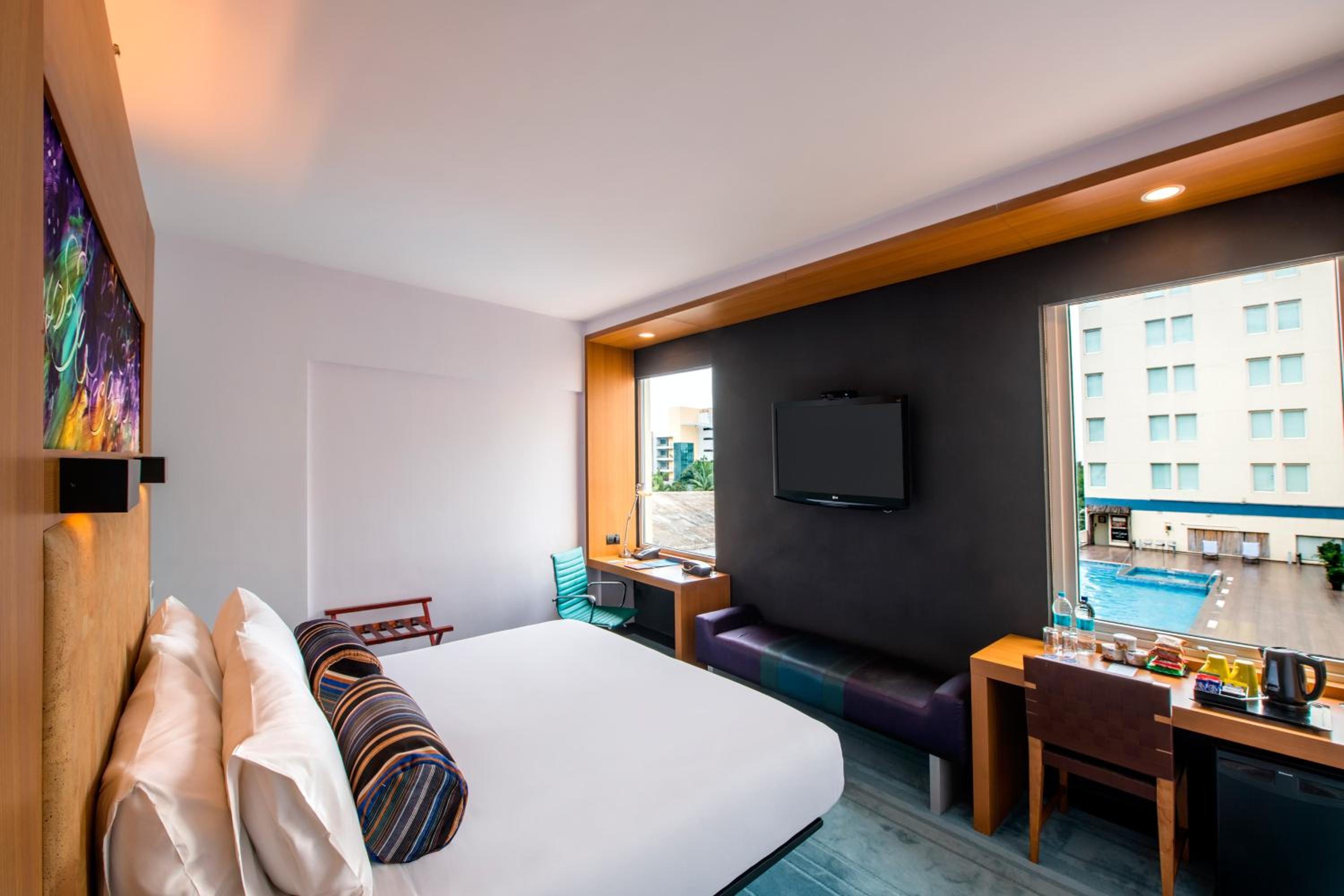 Splash Room,1 King,Pool view - Bundled Inclusions