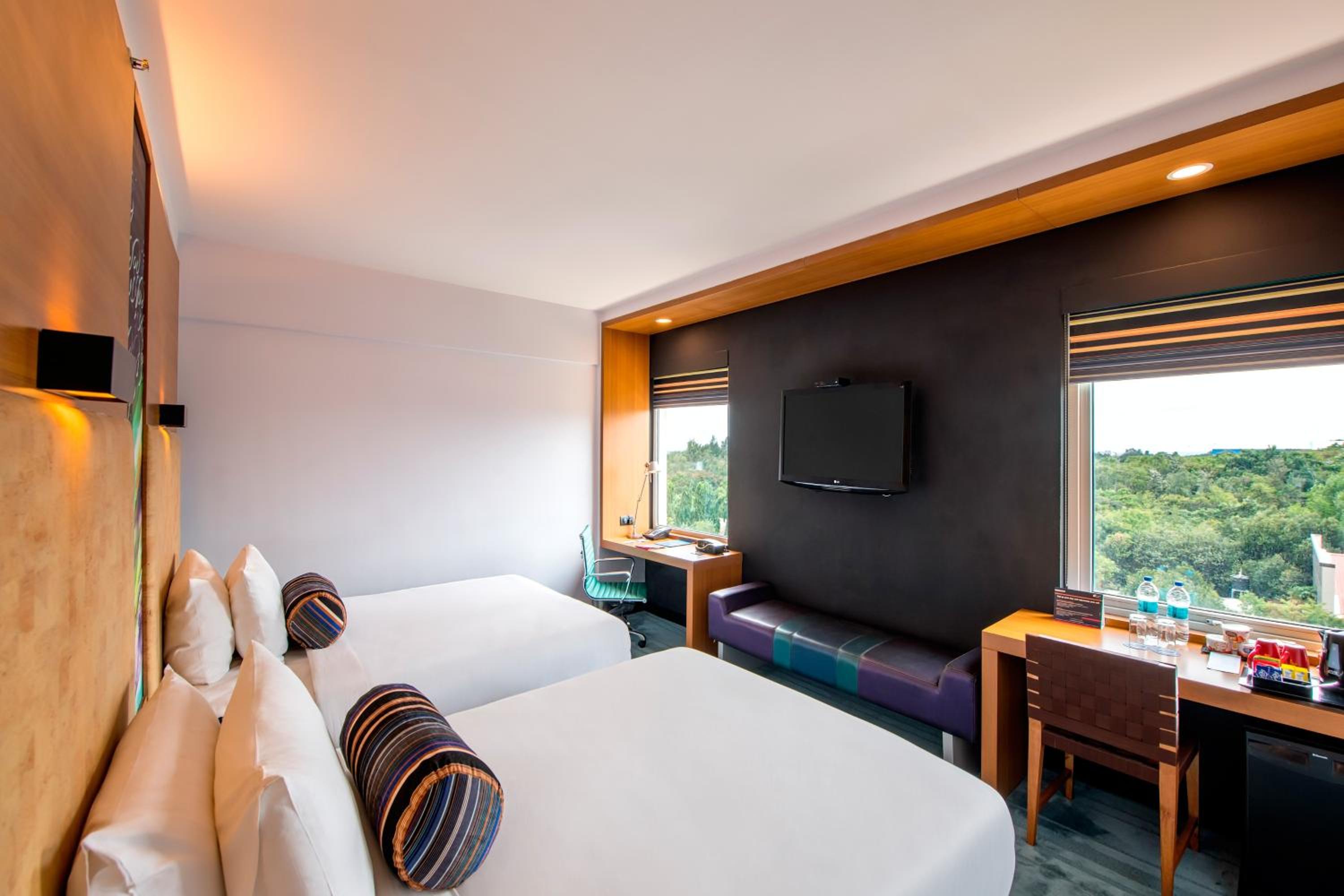 Aloft Room, 2 Queen, City view