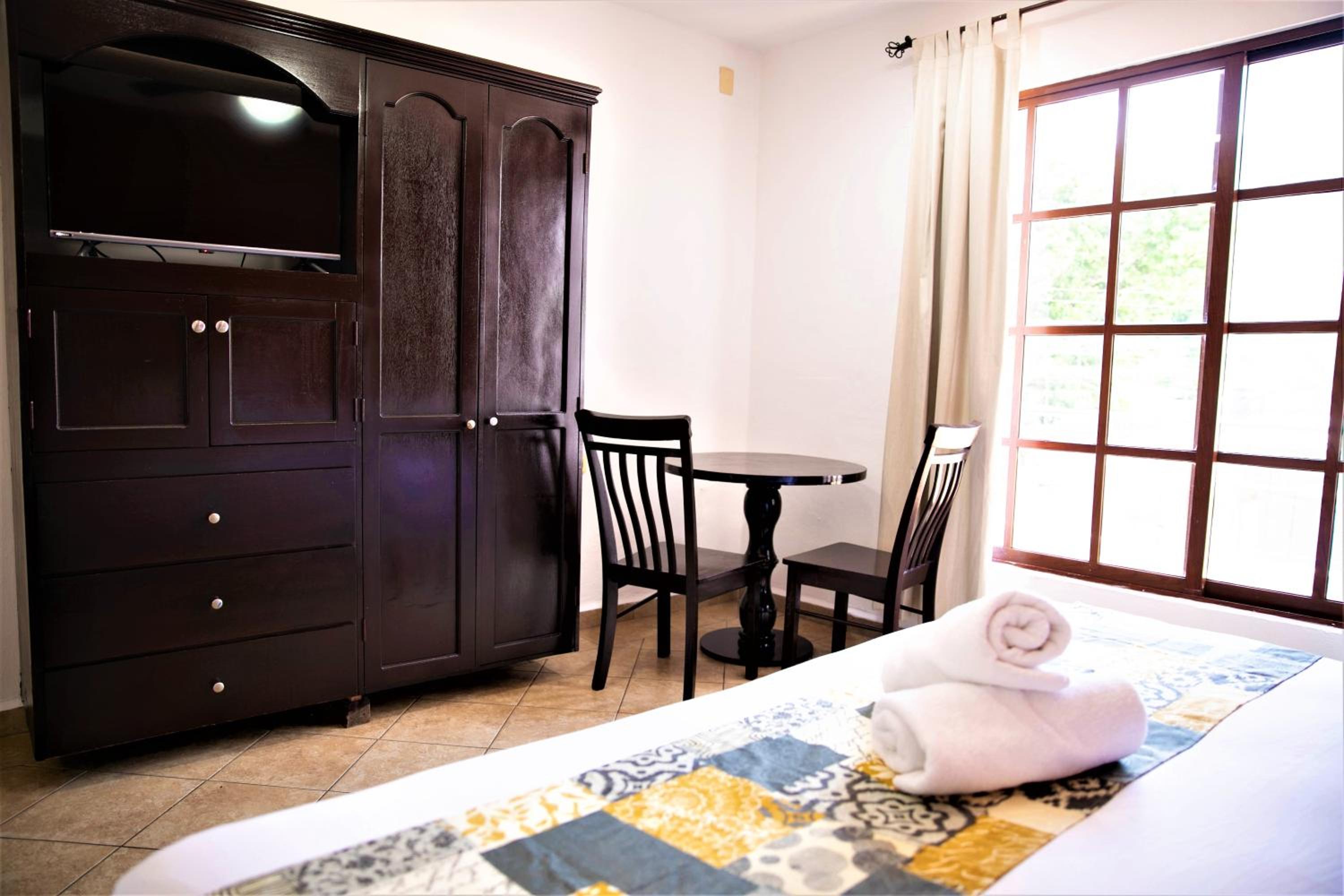 Standard King Room - Photo 8