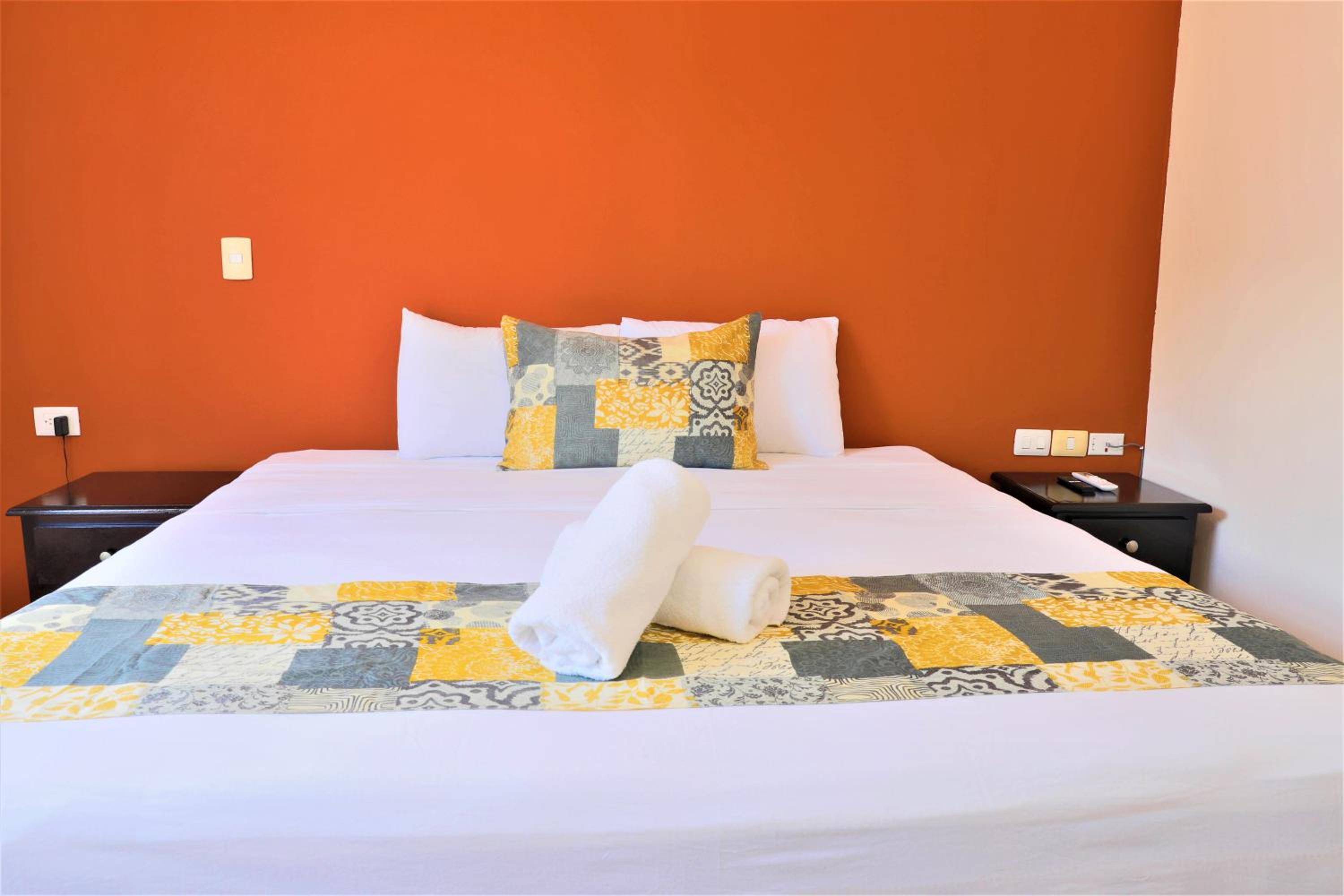 Standard King Room - Photo 7