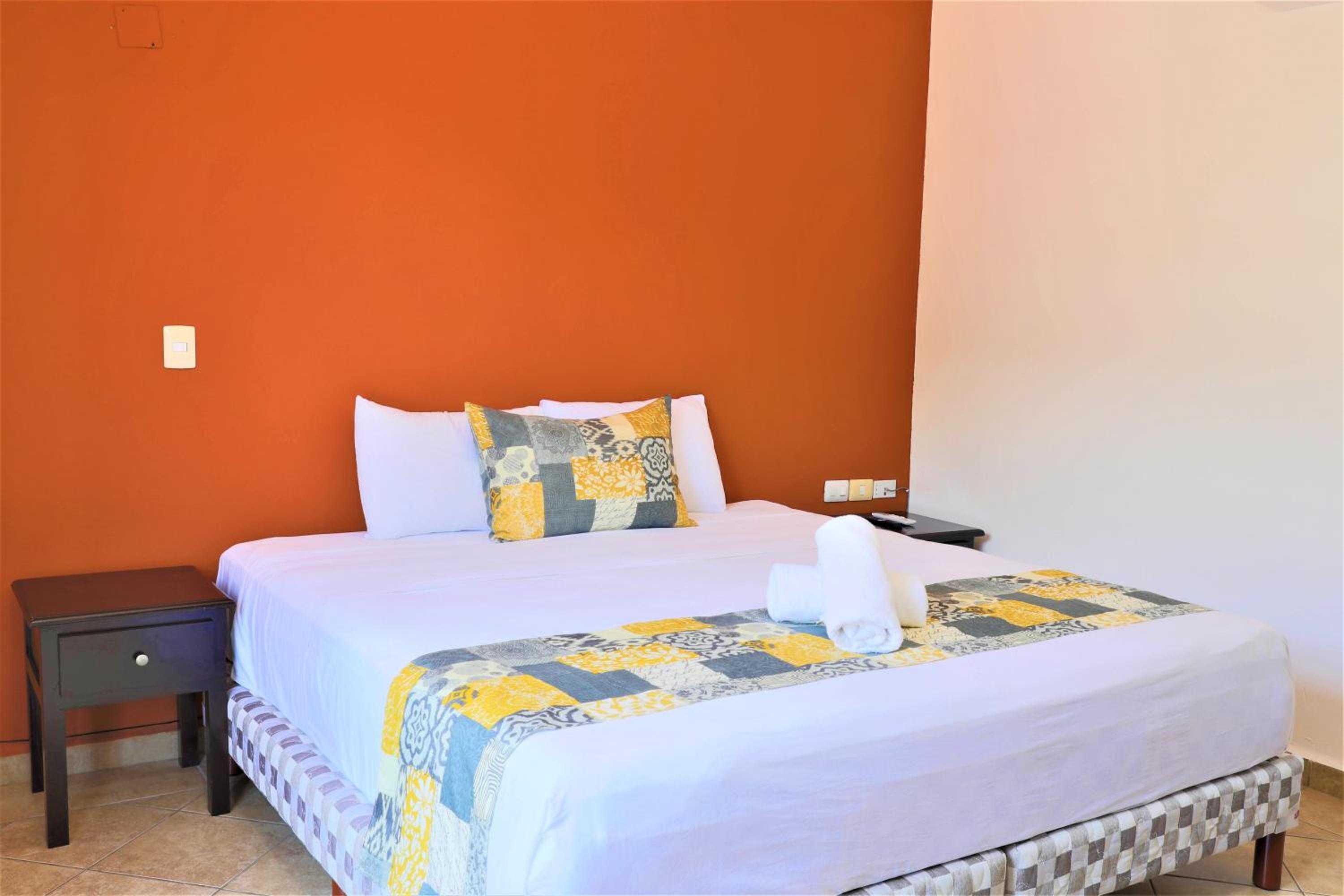 Standard King Room - Photo 10
