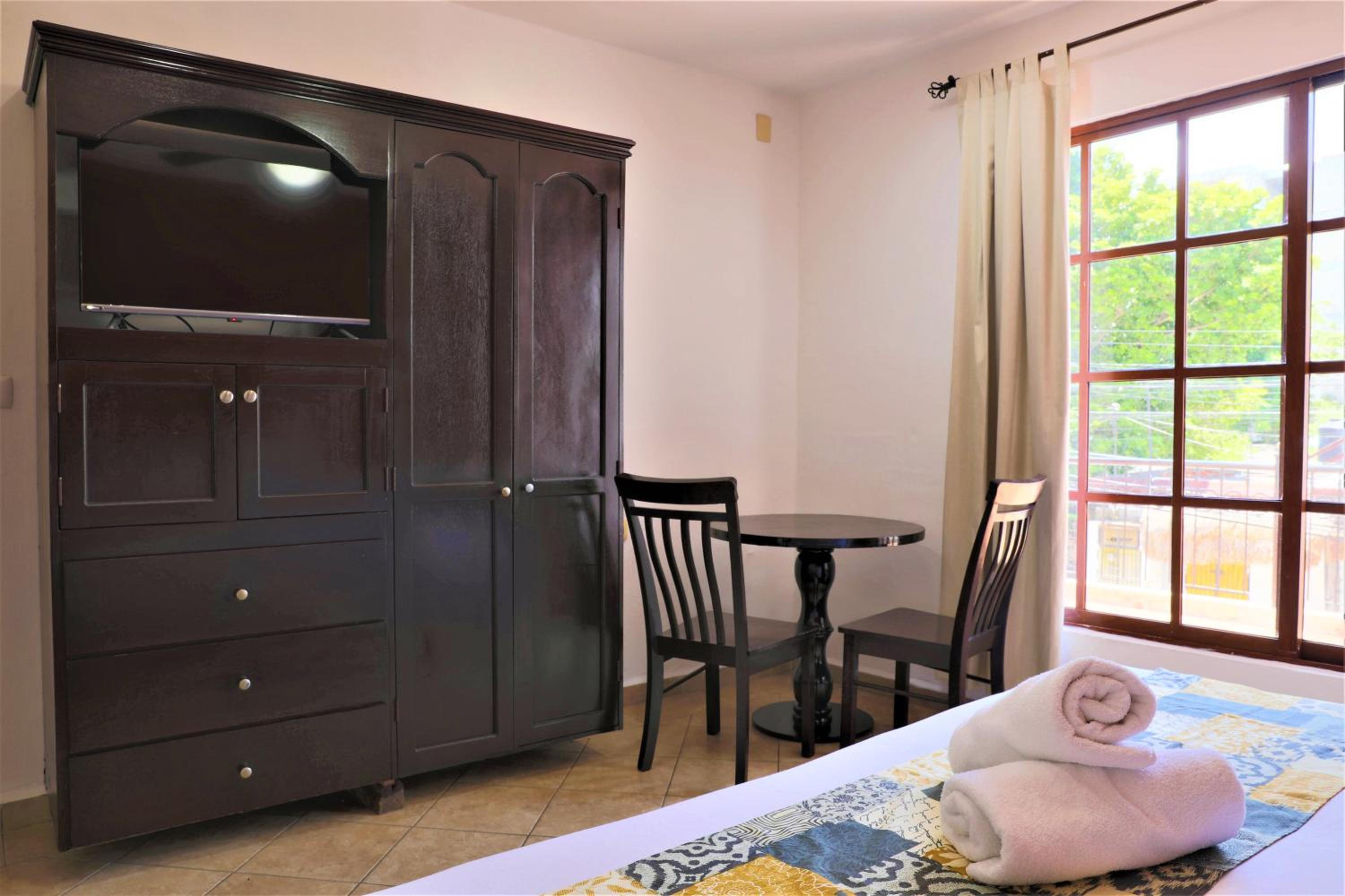 Standard King Room - Photo 11