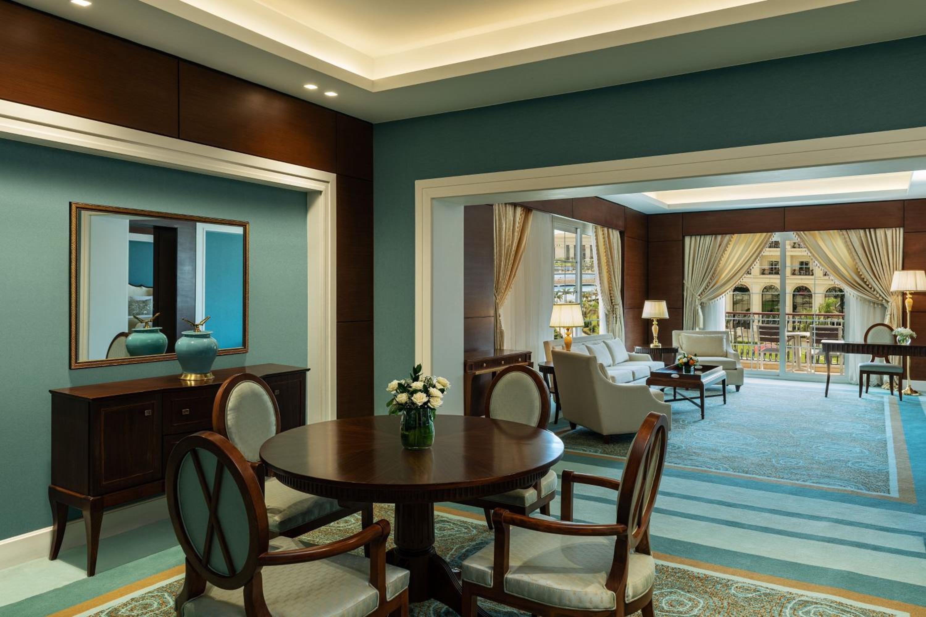 Astor Suite, 1 Bedroom Larger Suite, 1 King, Garden view
