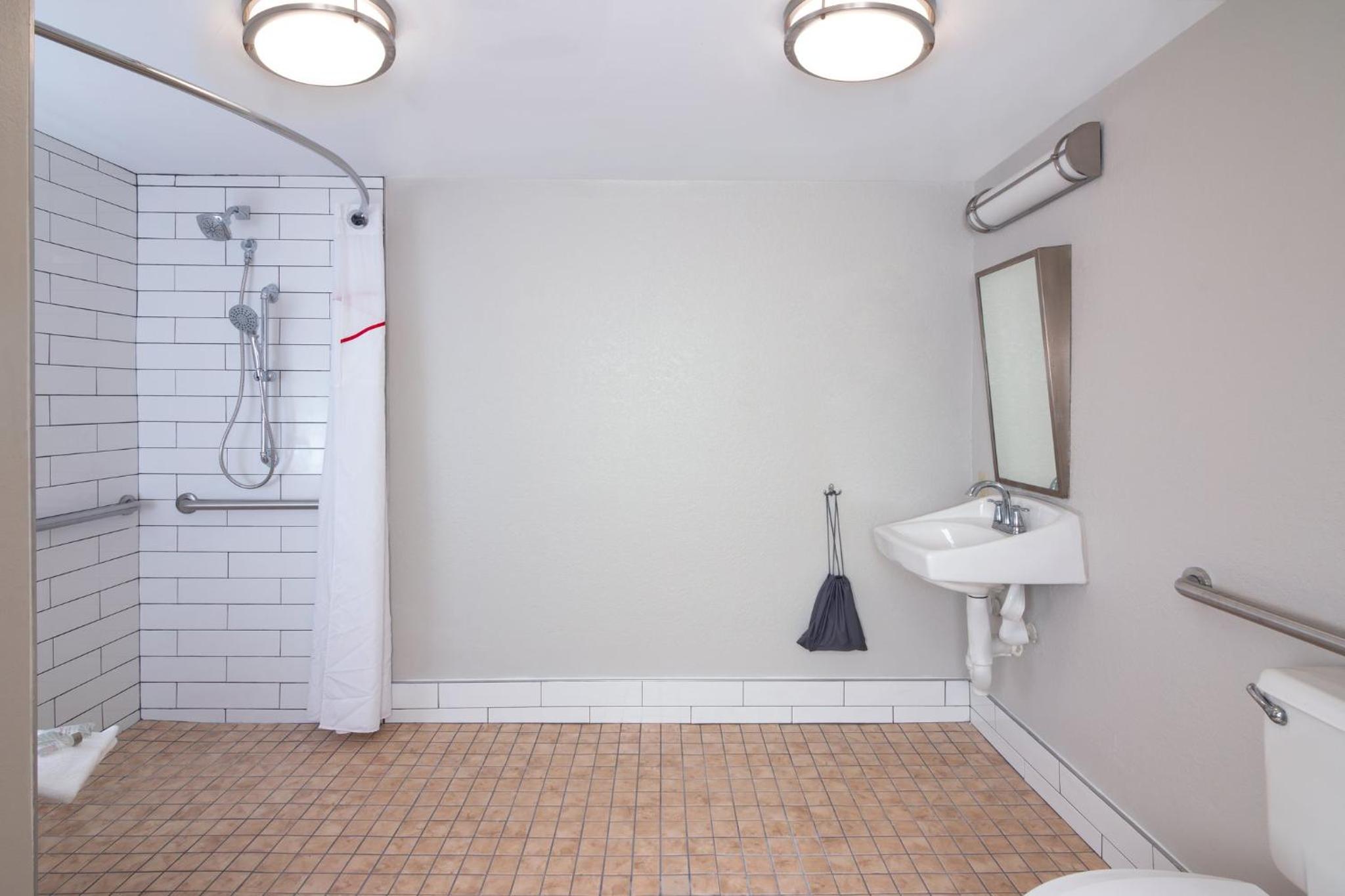 Superior King Room Disability Access Roll-In Shower Smoke Free - Photo 4