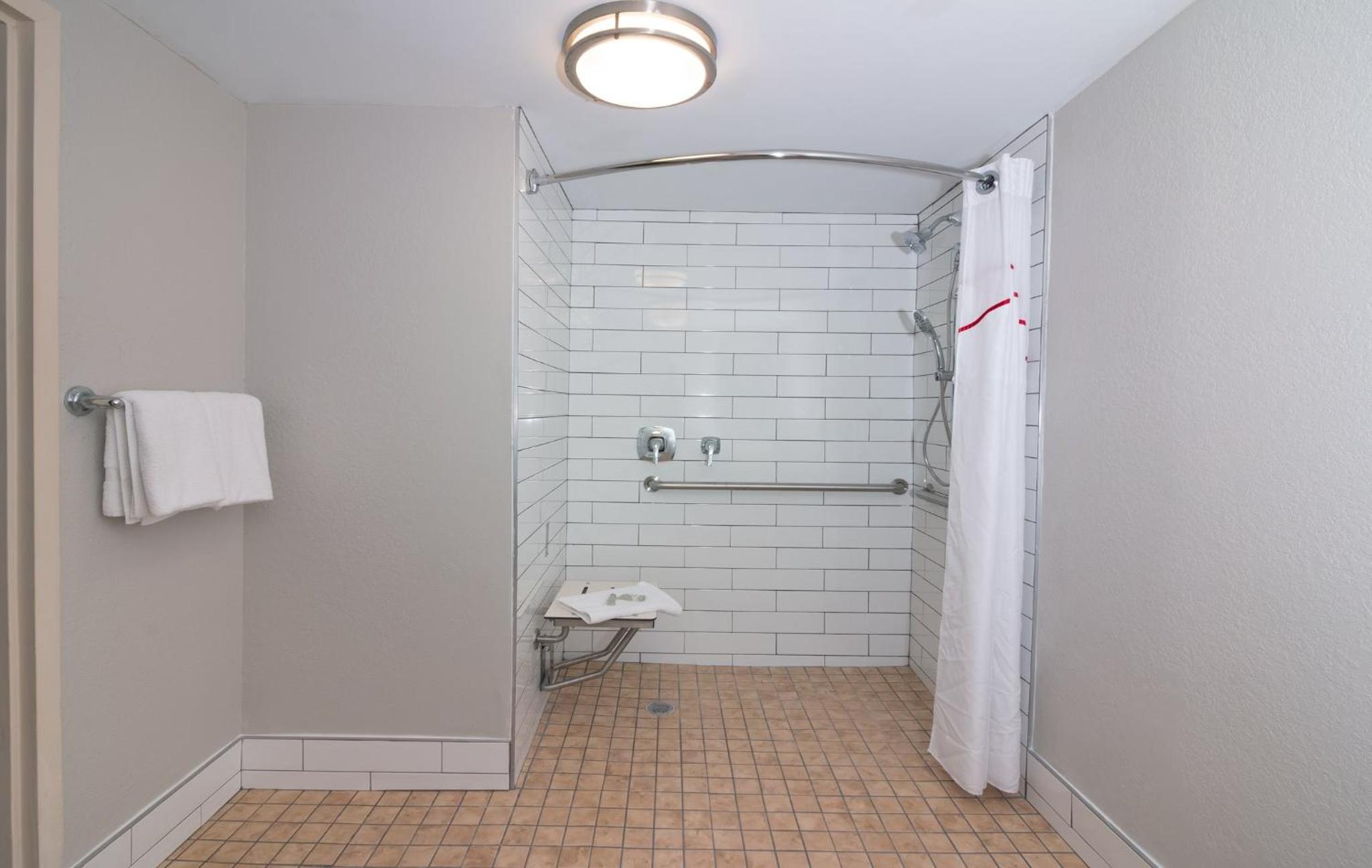 Superior King Room Disability Access Roll-In Shower Smoke Free - Photo 3