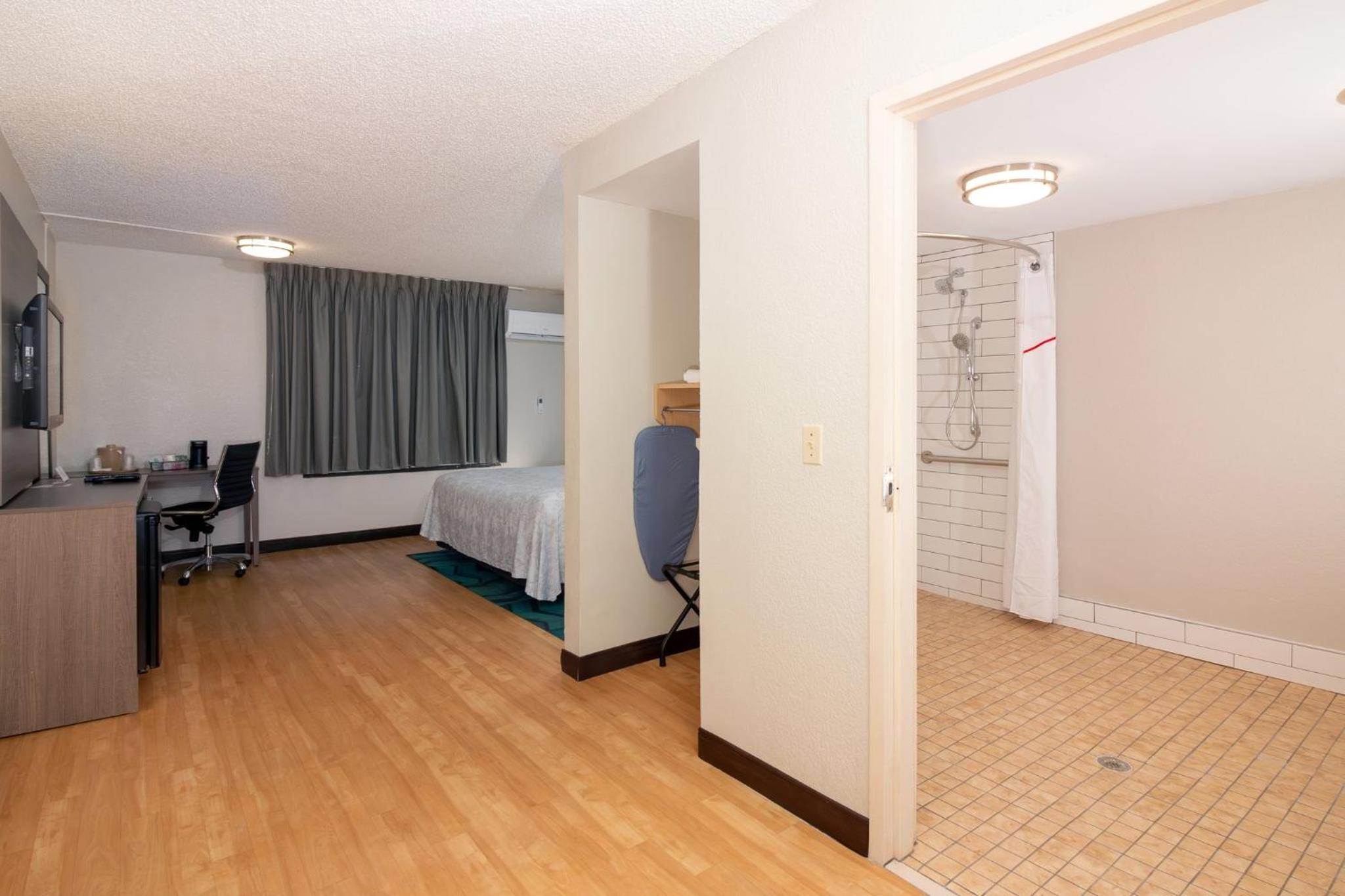 Superior King Room Disability Access Roll-In Shower Smoke Free - Photo 2
