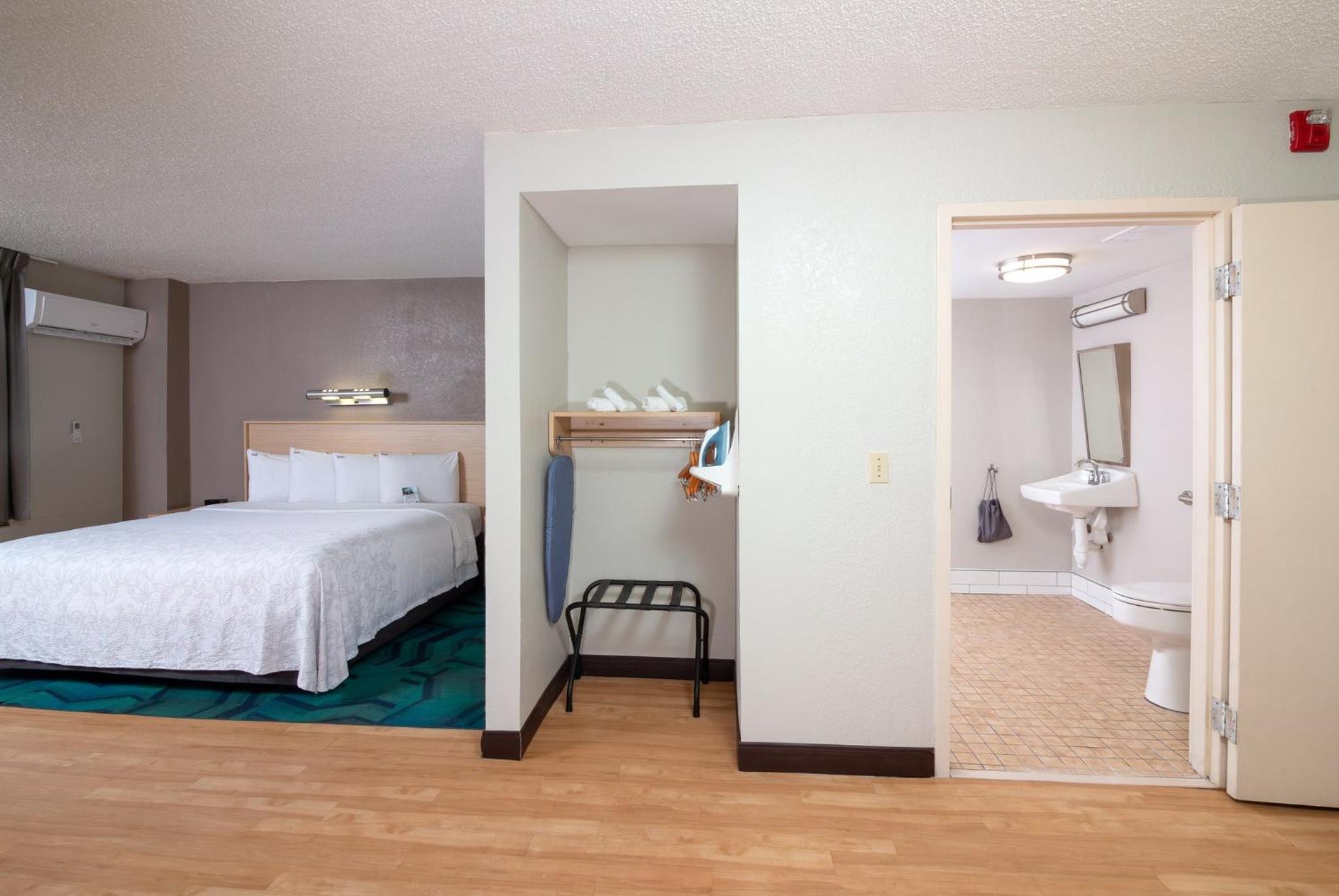 Superior King Room Disability Access Roll-In Shower Smoke Free - Photo 6