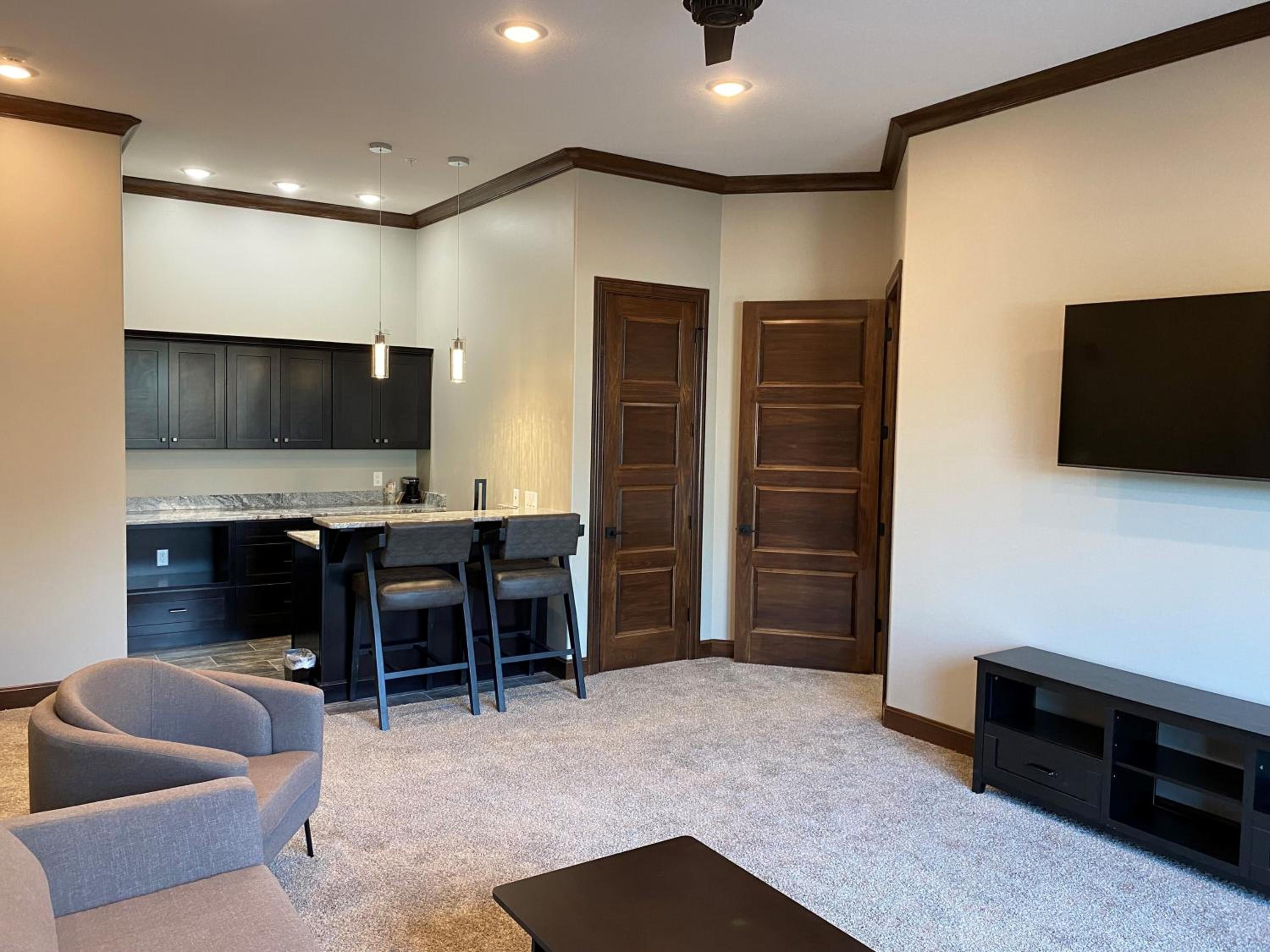 Townhouse Lakeview Executive Suite with Patio - Photo 14
