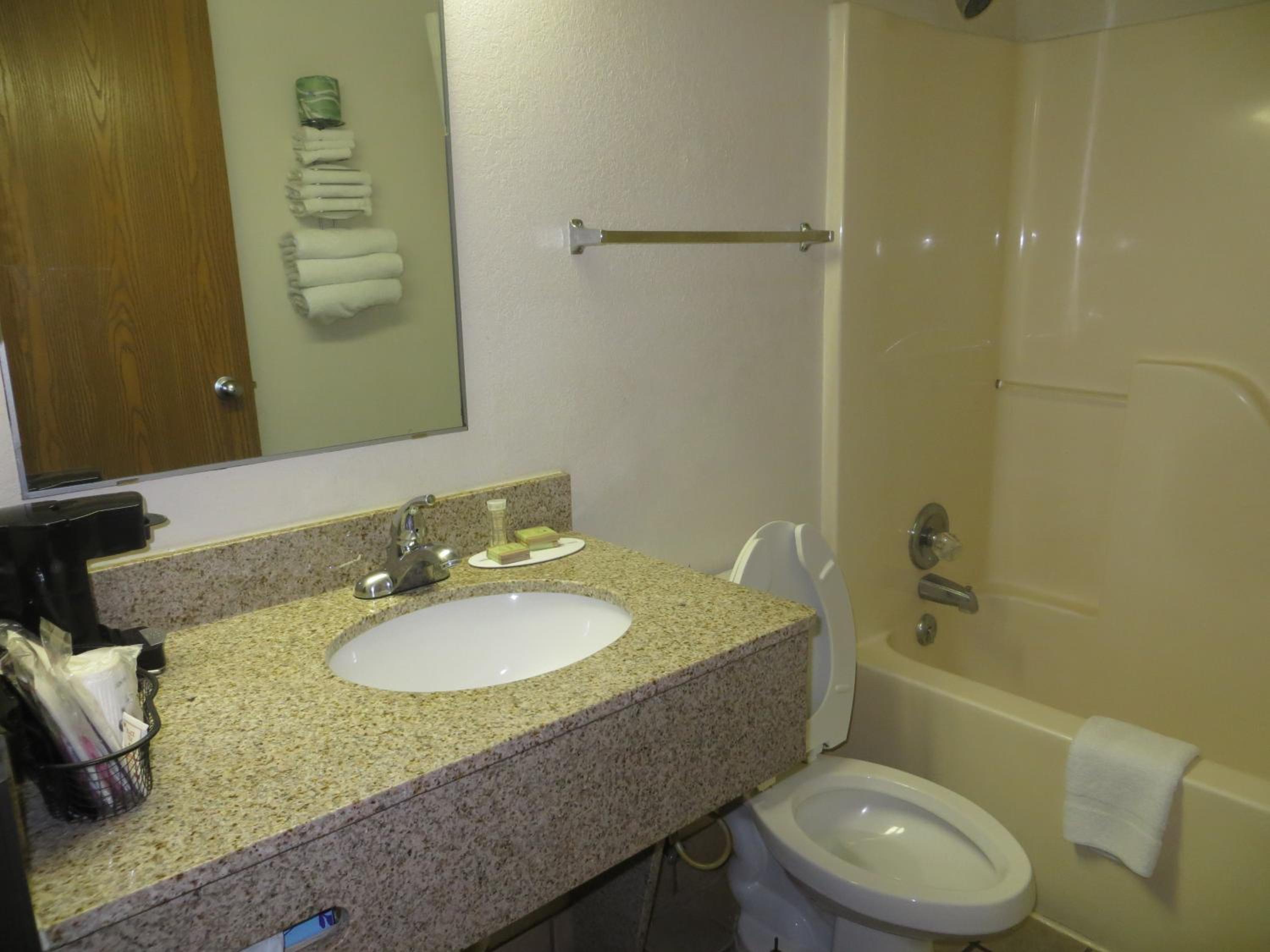 Queen Room - Non-Smoking - Photo 3