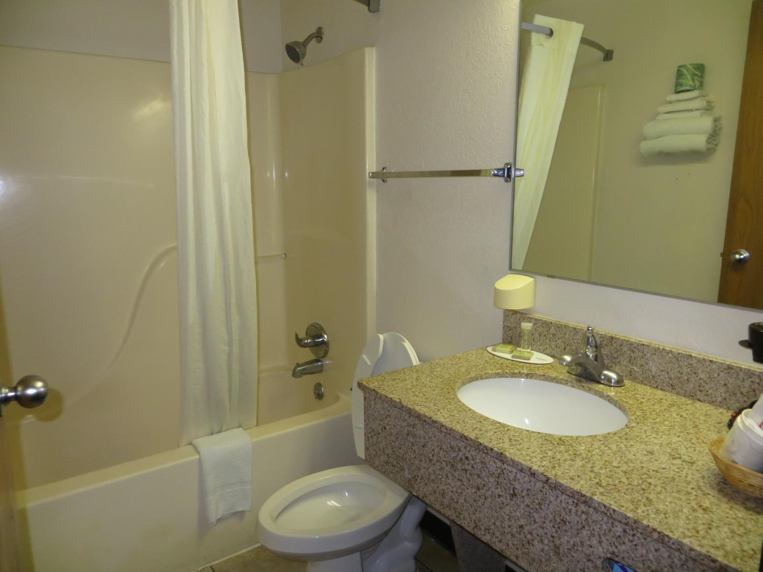 Queen Room - Non-Smoking - Photo 4