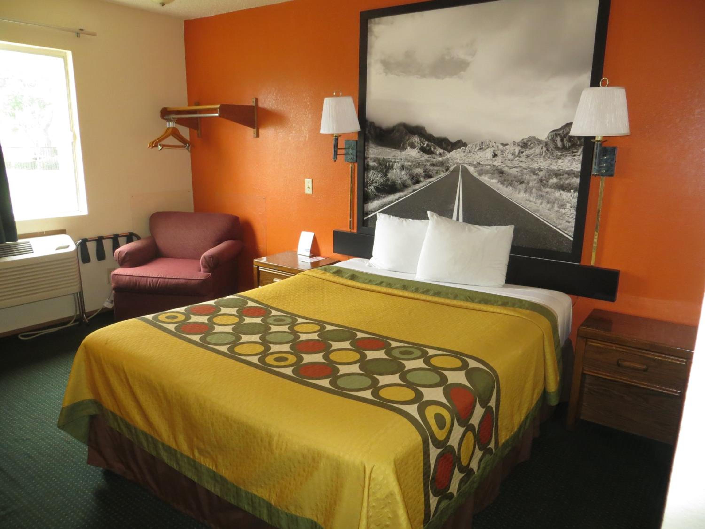 Queen Room - Non-Smoking - Photo 8