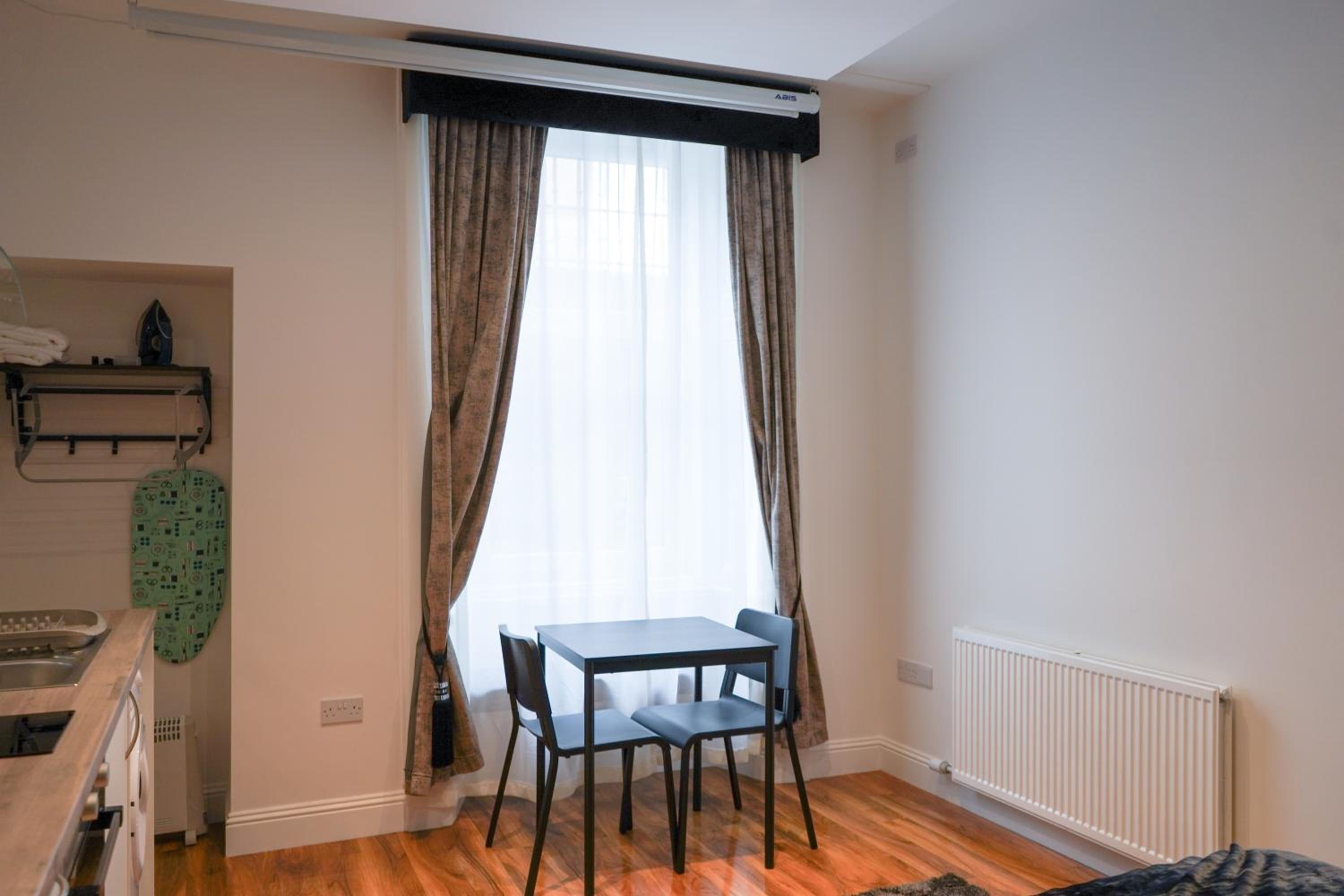 Superior Studio with Projector Screen and Open Shower photo 2