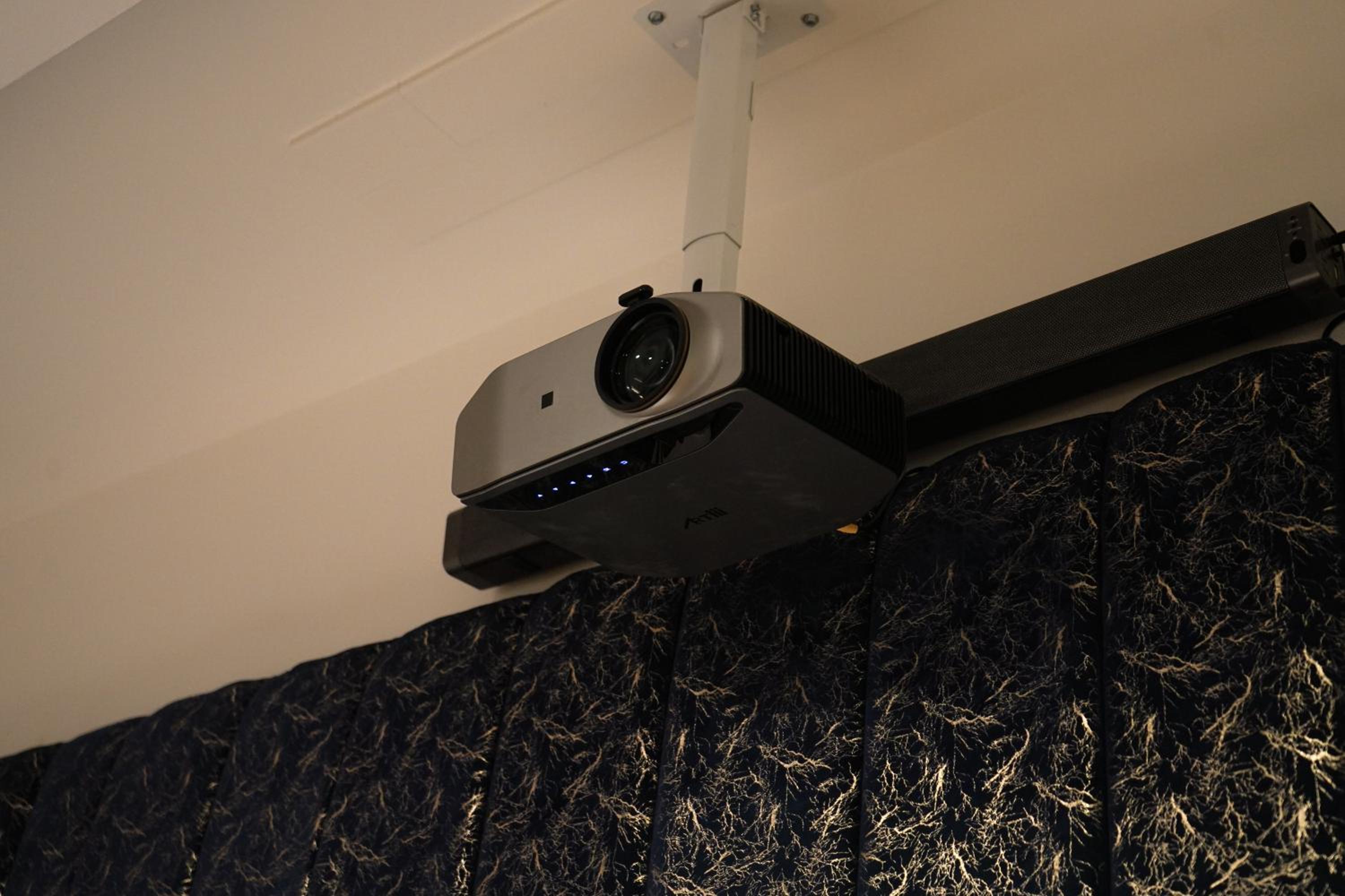 Superior Studio with Projector Screen and Open Shower photo 3