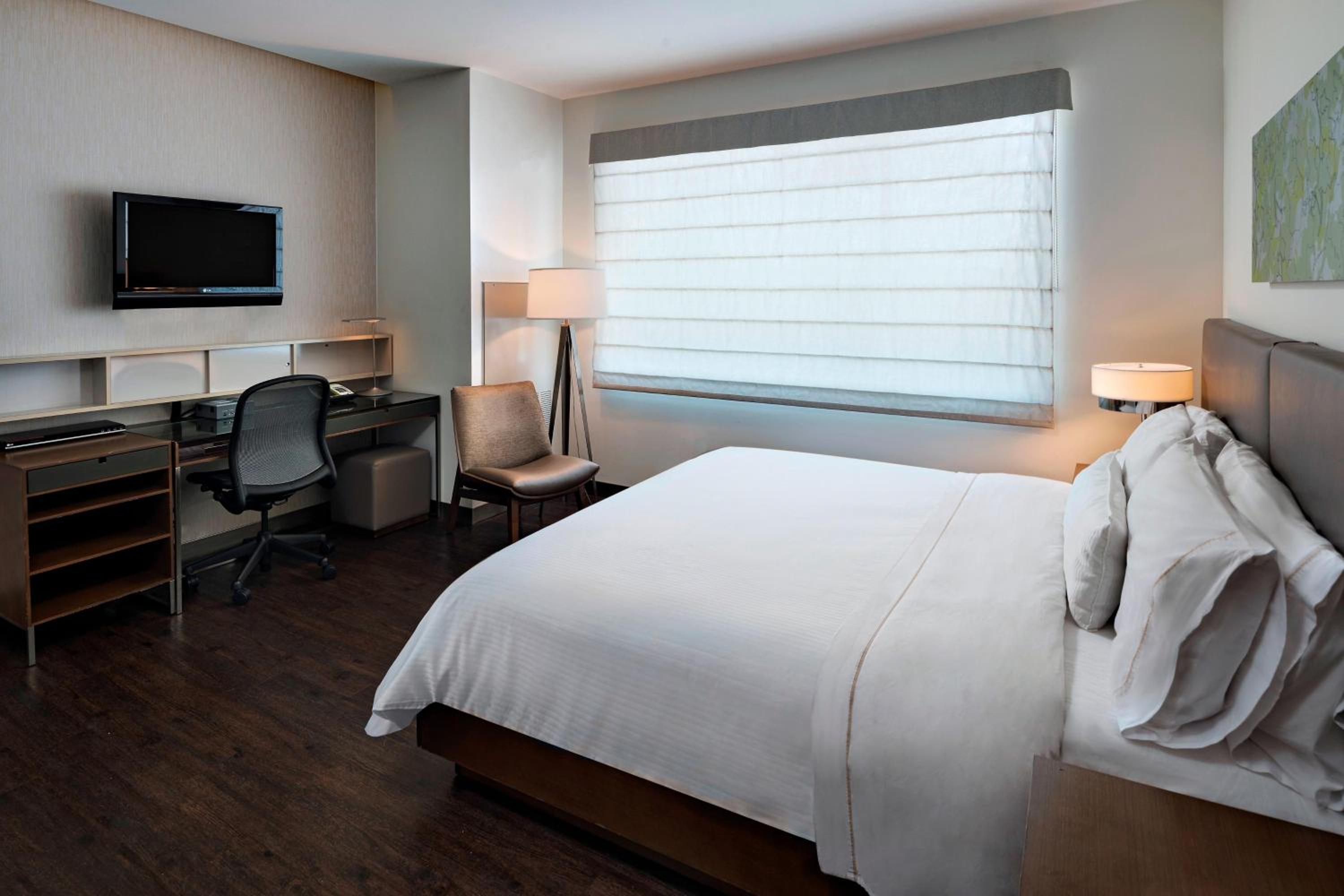 Guest Room, 1 King - Photo 1
