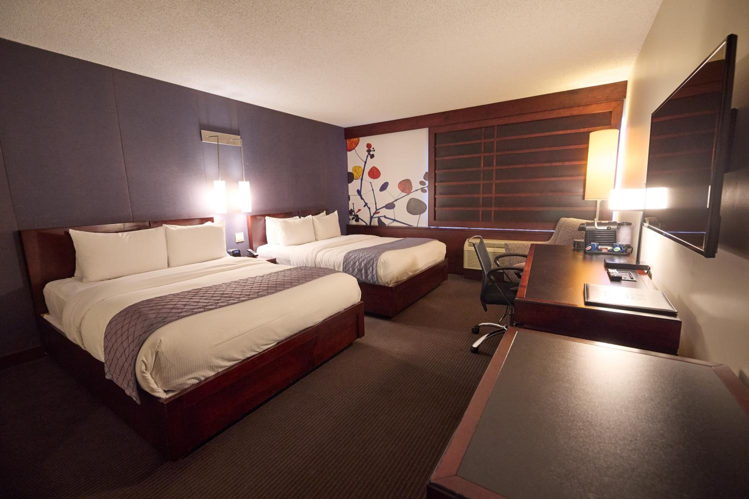 Deluxe Queen Room with Two Queen Beds - Photo 6