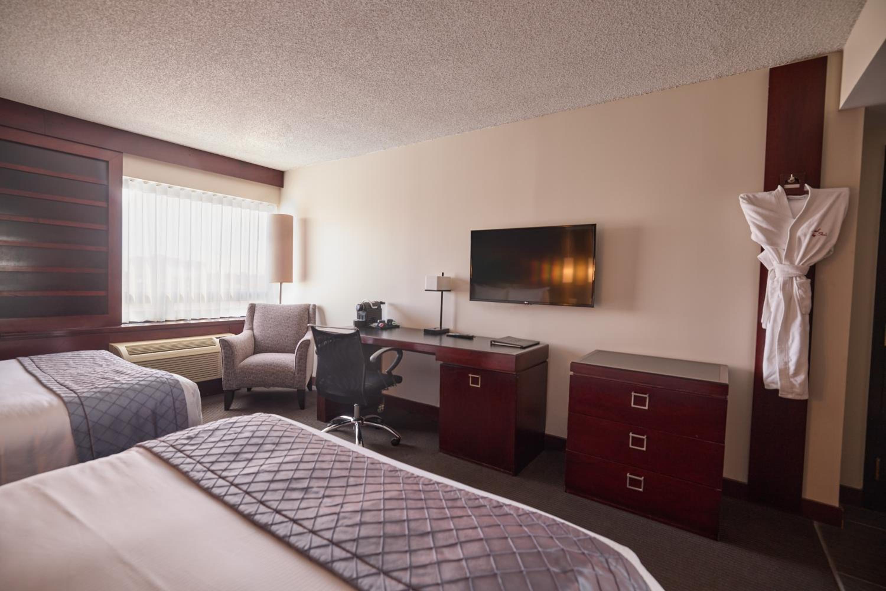 Deluxe Queen Room with Two Queen Beds - Photo 5