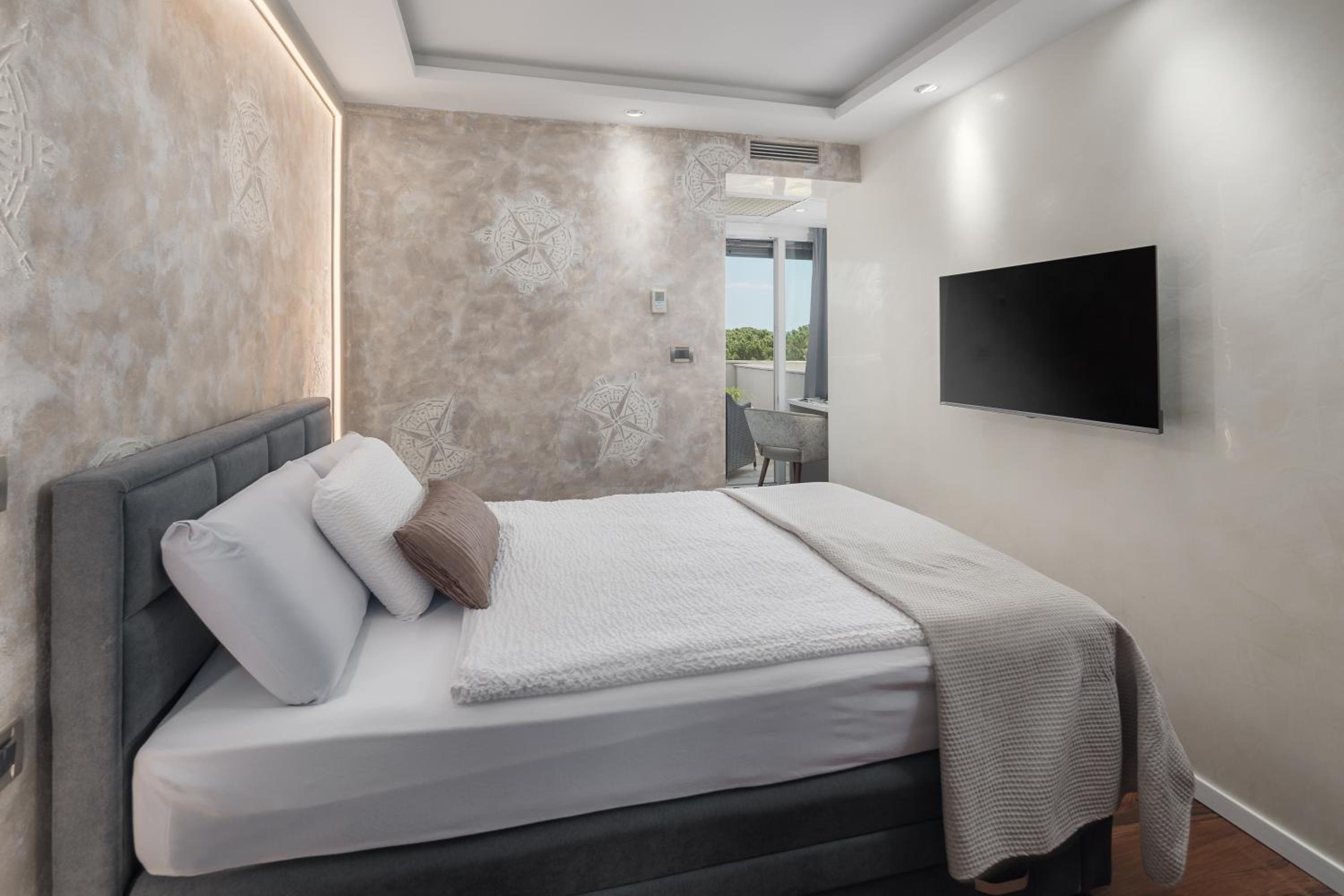 Small Double Room with Balcony photo 2