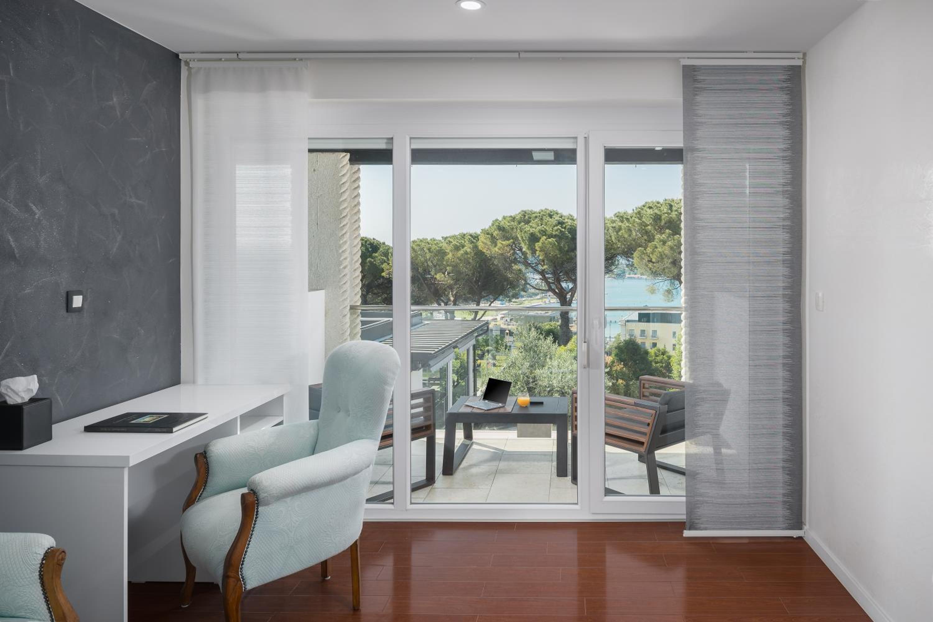 Superior Double Room with Balcony and Sea View photo 2