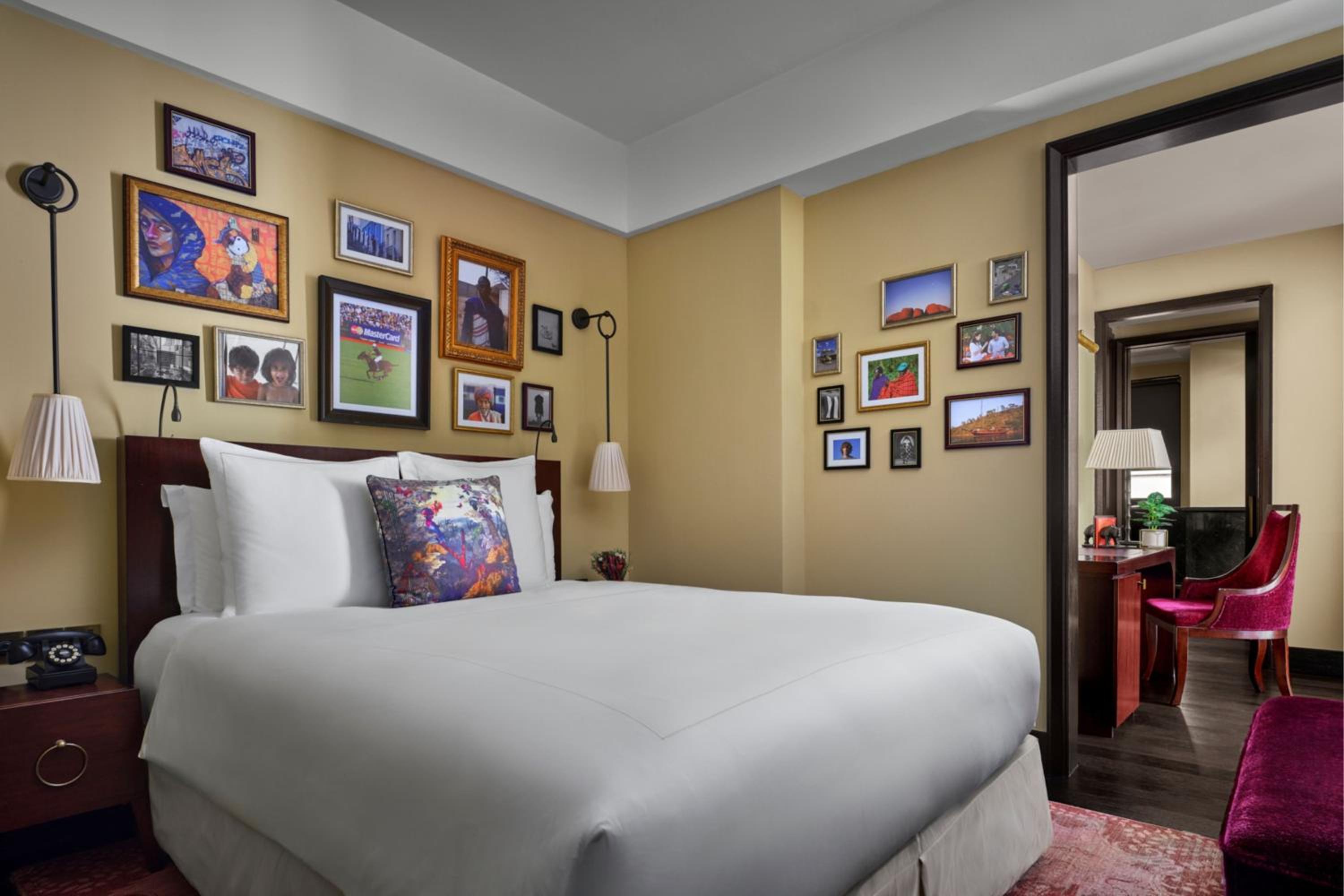 Courtyard Club Room, Guest Room, 1 King (Club Lounge Access with Complimentary Breakfast, Cocktails & Snacks) photo 3