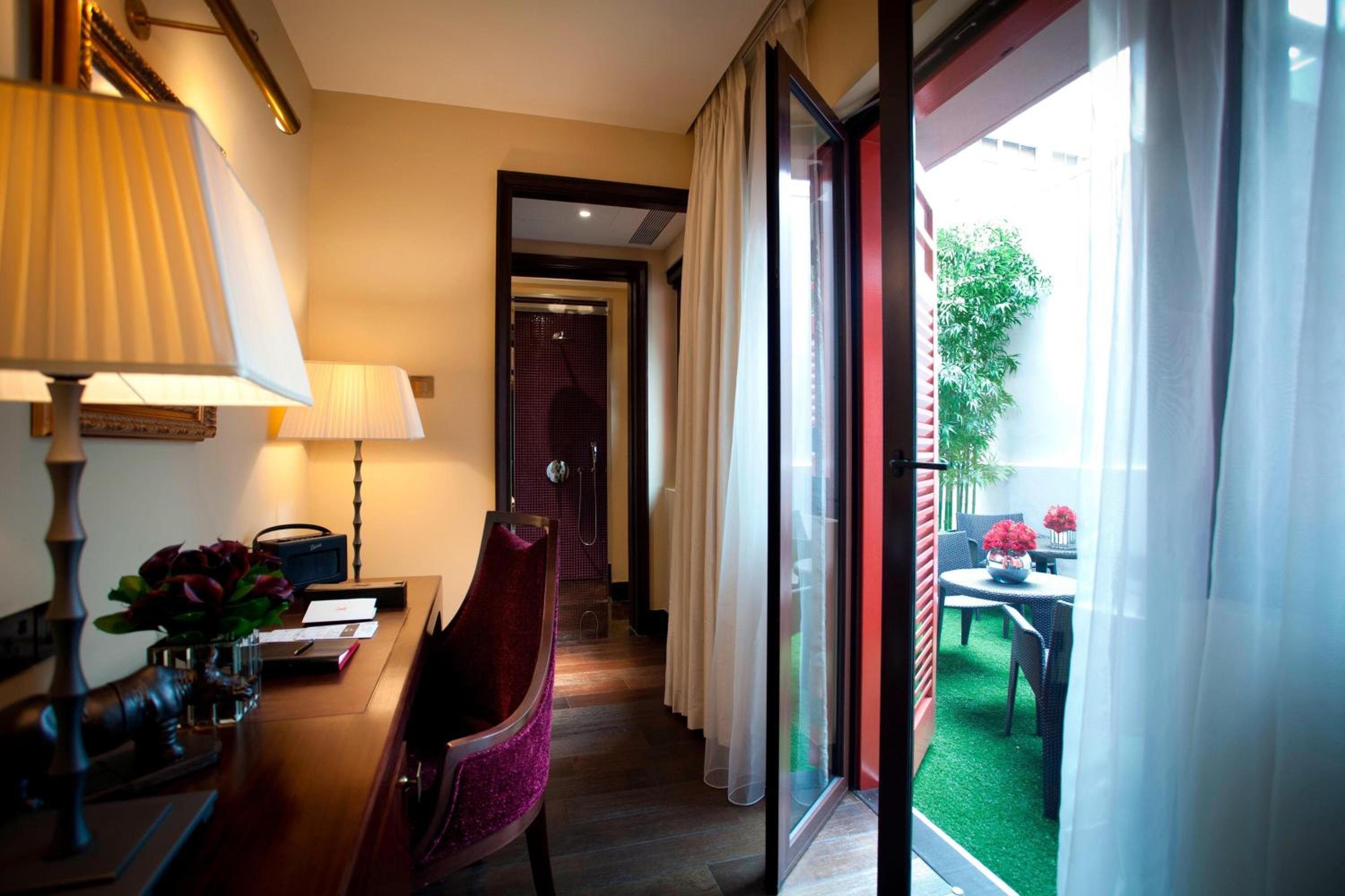 Courtyard Club Room, Guest Room, 1 King (Club Lounge Access with Complimentary Breakfast, Cocktails & Snacks) Courtyard Club Room, Guest Room, 1 King (Club Lounge Access with Complimentary Breakfast, Cocktails & Snacks)