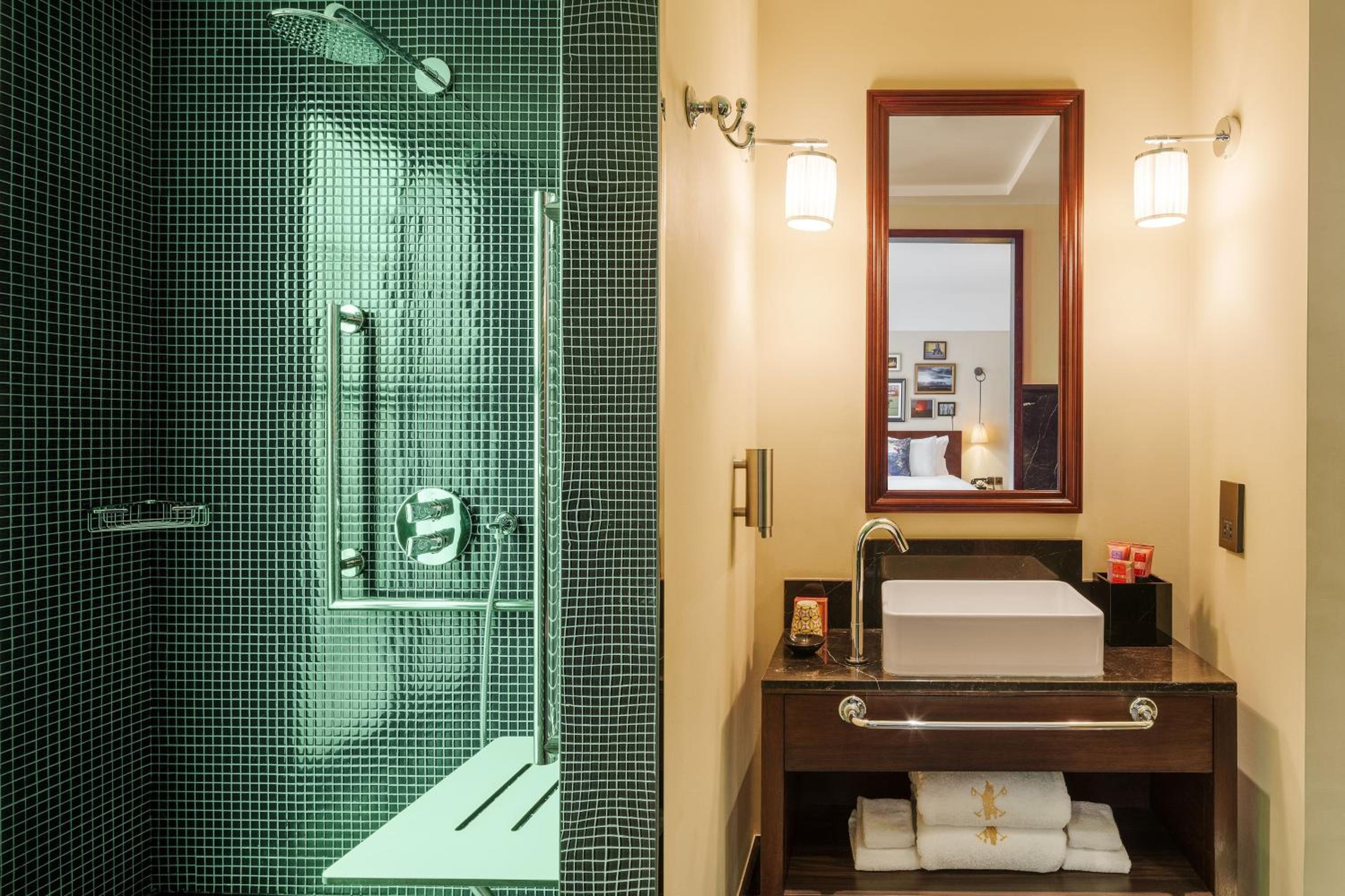 Deluxe Executive, Guest Room, 1 King (Club Lounge Access with Complimentary Breakfast, Cocktails & Snacks) photo 2