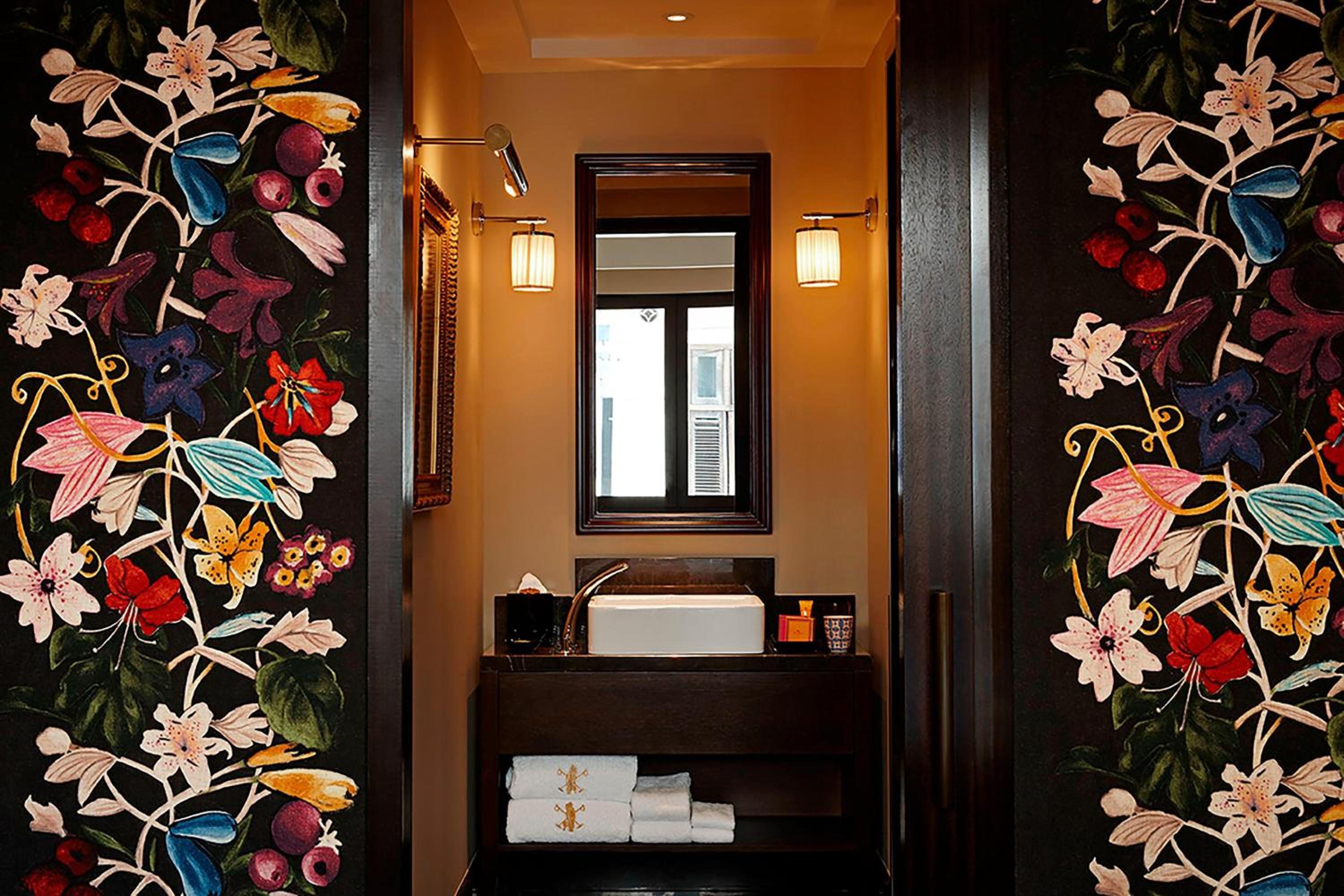 Classic Room, Guest Room, 1 King (Club Lounge Access with Complimentary Breakfast, Cocktails & Snacks) Classic Room, Guest Room, 1 King (Club Lounge Access with Complimentary Breakfast, Cocktails & Snacks)