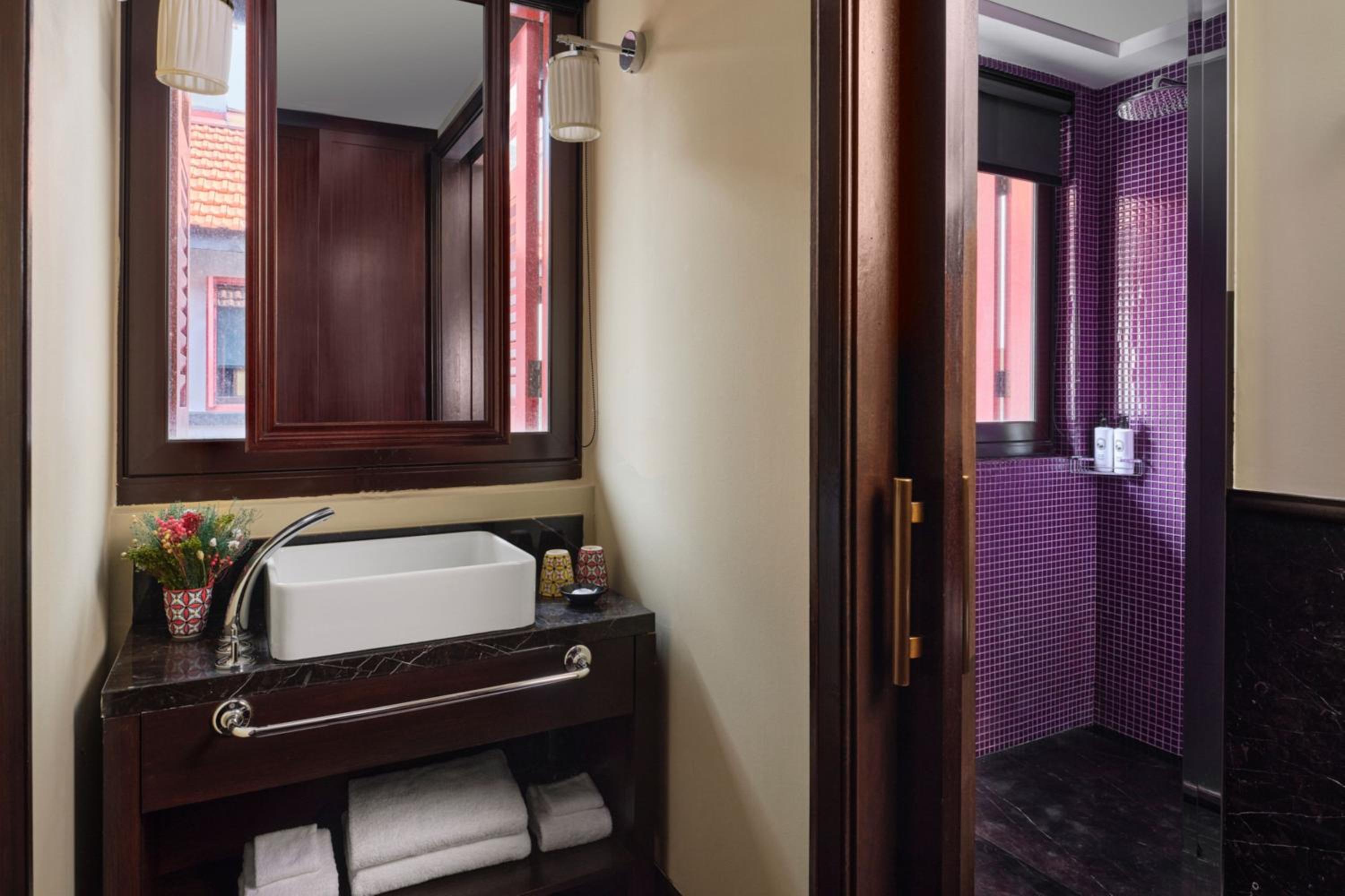 Deluxe Executive, Guest Room, 1 King (Club Lounge Access with Complimentary Breakfast, Cocktails & Snacks) photo 3