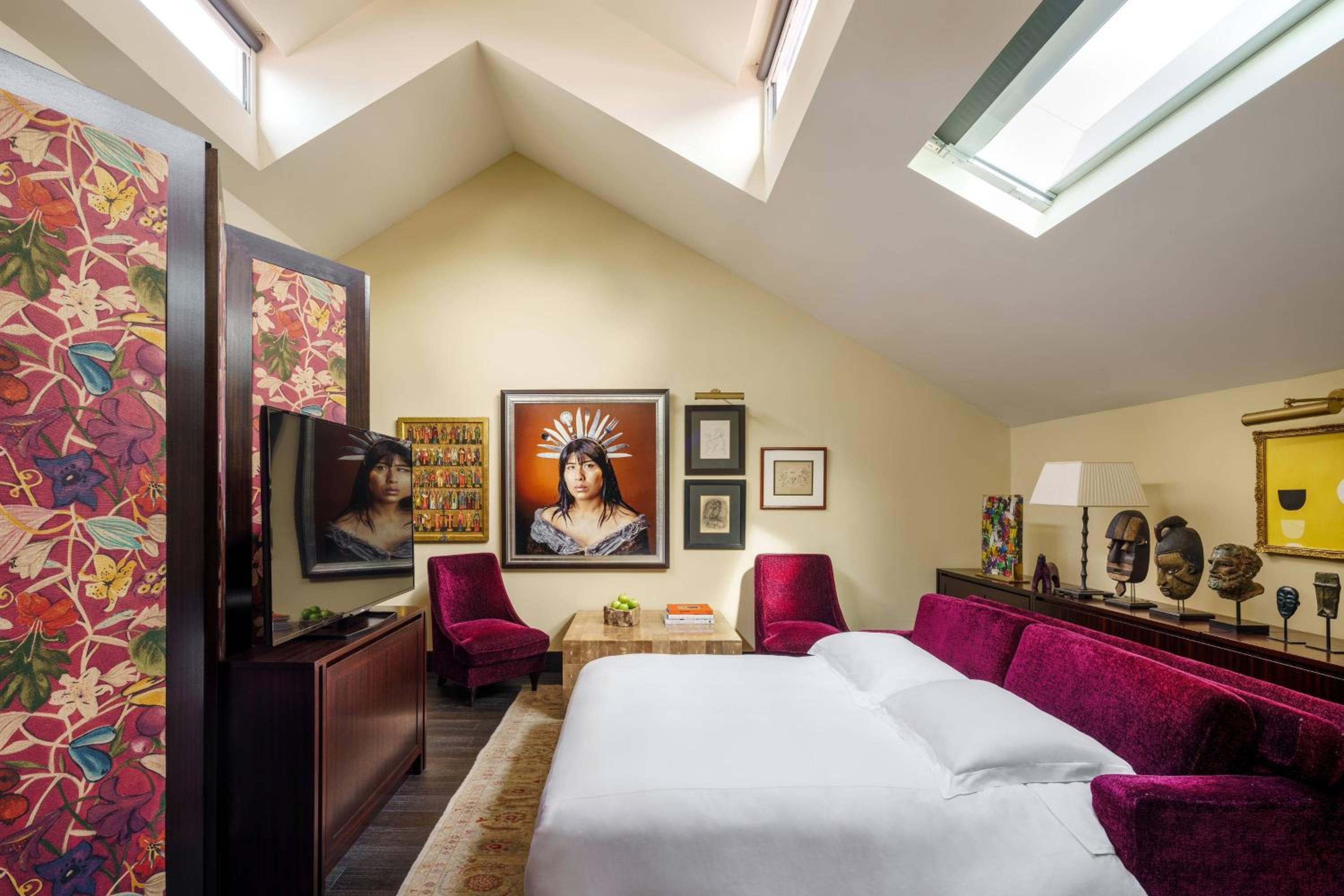 Vagabond Club Suite, 1 King & 1 Sofa Bed, Top Floor (Club Lounge Access with Complimentary Breakfast, Cocktails & Snacks) Vagabond Club Suite, 1 King & 1 Sofa Bed, Top Floor (Club Lounge Access with Complimentary Breakfast, Cocktails & Snacks)