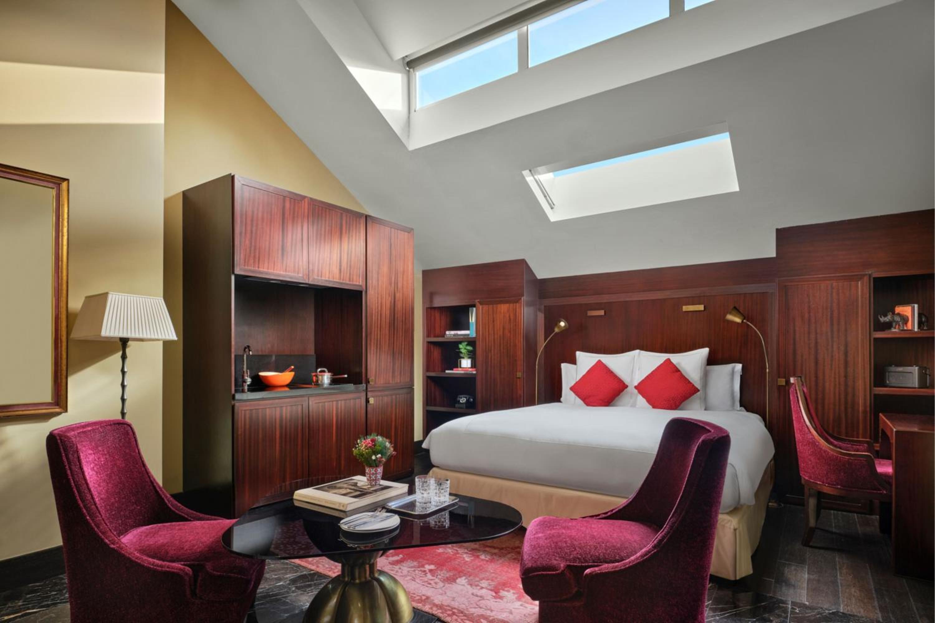 Executive Club Suite, 1 King, Top Floor (Club Lounge Access with Complimentary Breakfast, Cocktails & Snacks) photo 3